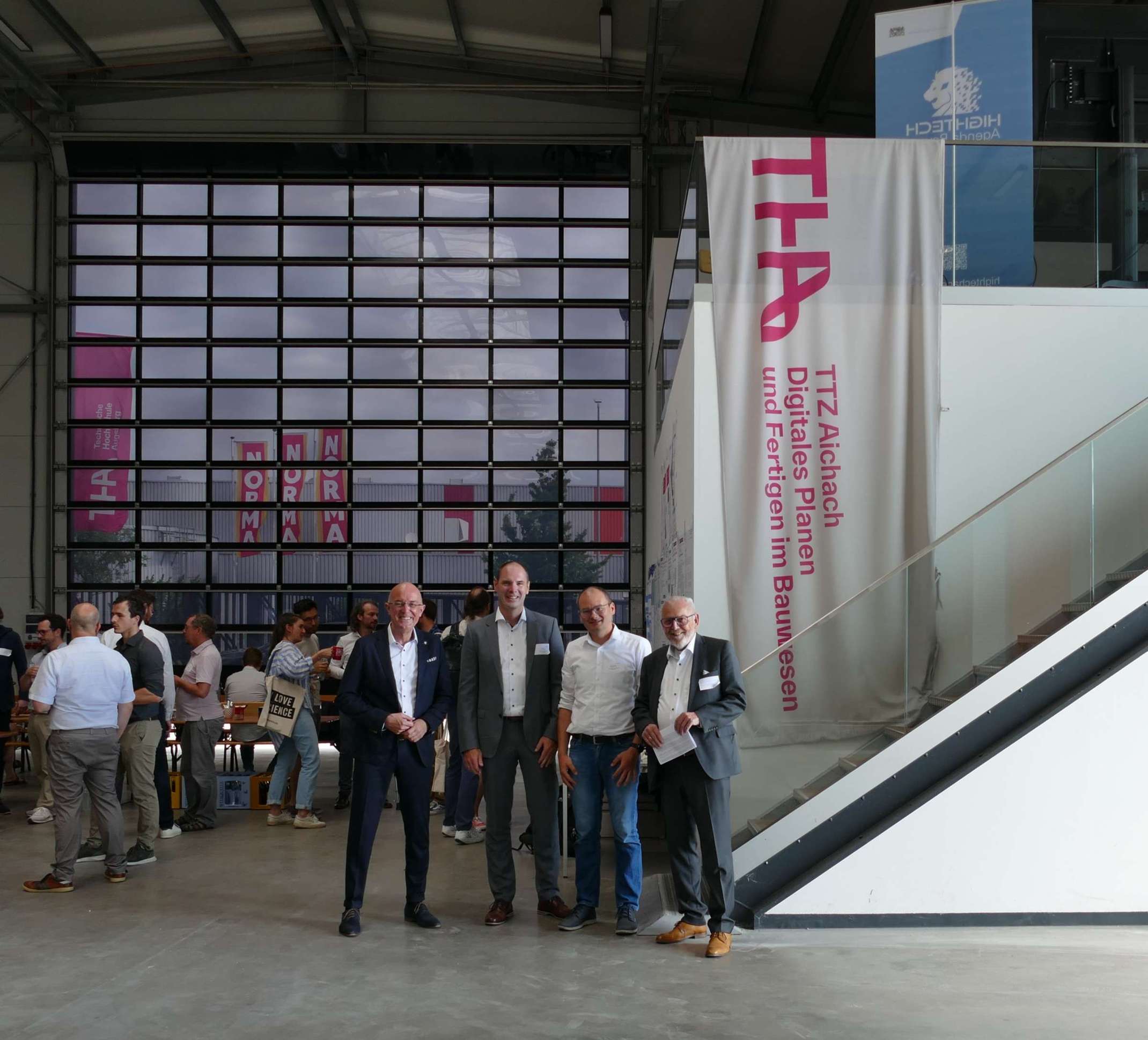 Gruppenbild mit Landrat und Erster Bürgermeister im TTZ Aichach Gruppenbild mit Landrat und Erster Bürgermeister im TTZ Aichach