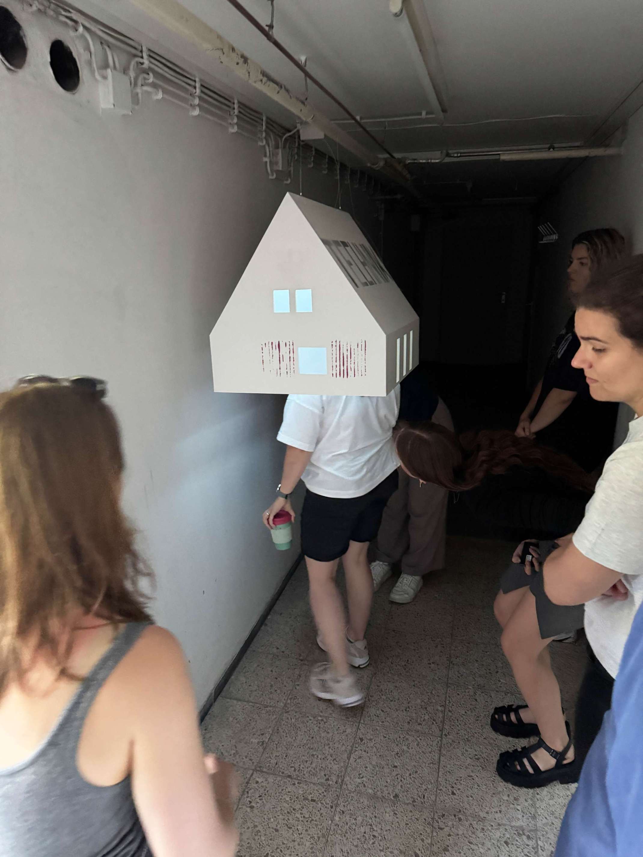 Work in progress: Studierende bereiten die Ausstellung vor. Work in progress: Studierende bereiten die Ausstellung vor.