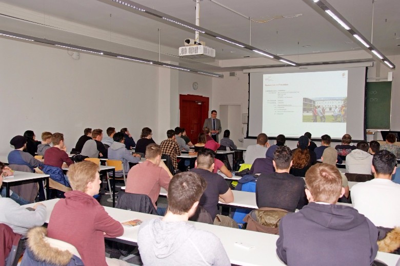 Dekan Prof. Dr.-Ing. Joachim Voßiek deckte die Erstsemester Bachelor Maschinenbau mit viel Wissenswertem ein (Foto: Peter Erber).