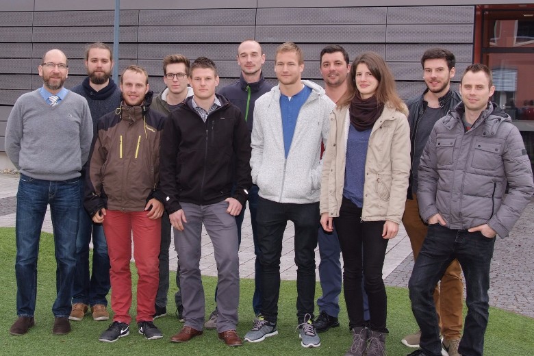 Prof. Dr.-Ing. Matthias Schlägel, Studiengangsleiter Master Leichtbau- und Faserverbundtechnologie, (li.) mit "seinen" Erstsemestern (Foto: Peter Erber).