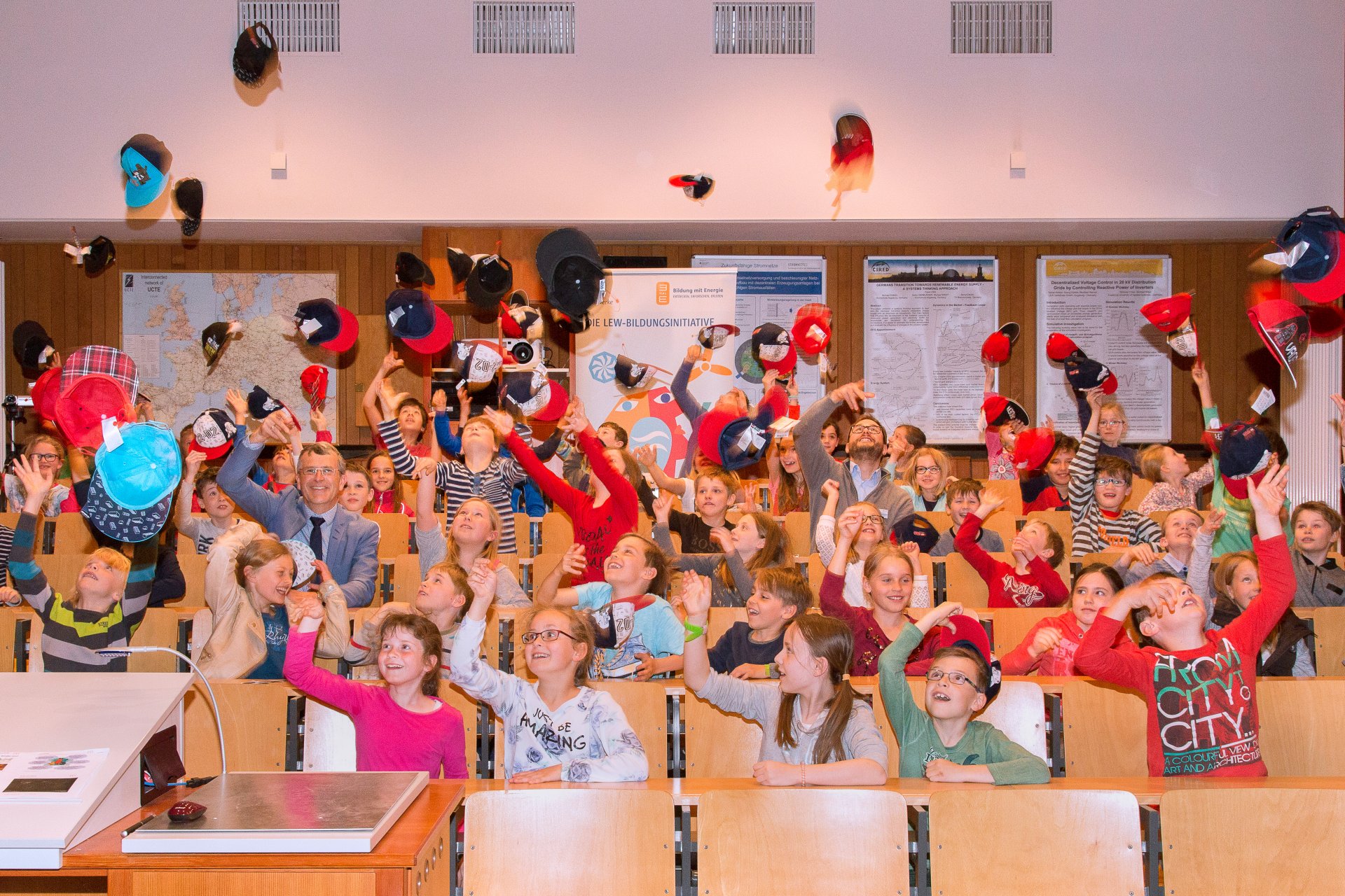 Bei der 100. Kinderuni von 3malE und der Hochschule Augsburg gab es für die begeisterten Teilnehmer viel Spannendes und Erstaunliches zu entdecken. Bei der 100. Kinderuni von 3malE und der Hochschule Augsburg gab es für die begeisterten Teilnehmer viel Spannendes und Erstaunliches zu entdecken.