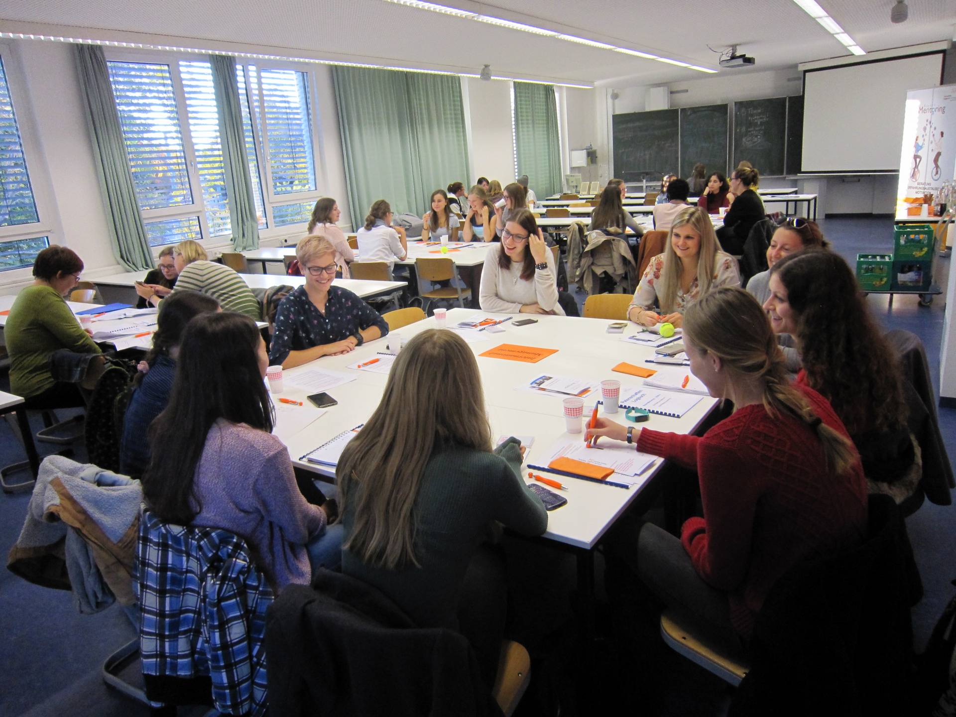 Kick Off Patenschftenprogramm. Studentinnen im Austausch.