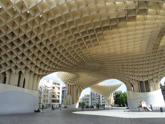 Knotenpunkte mit eingeklebten Gewindestangen bei der Überdachung des historischen Marktplatzes in Sevilla (Spanien)