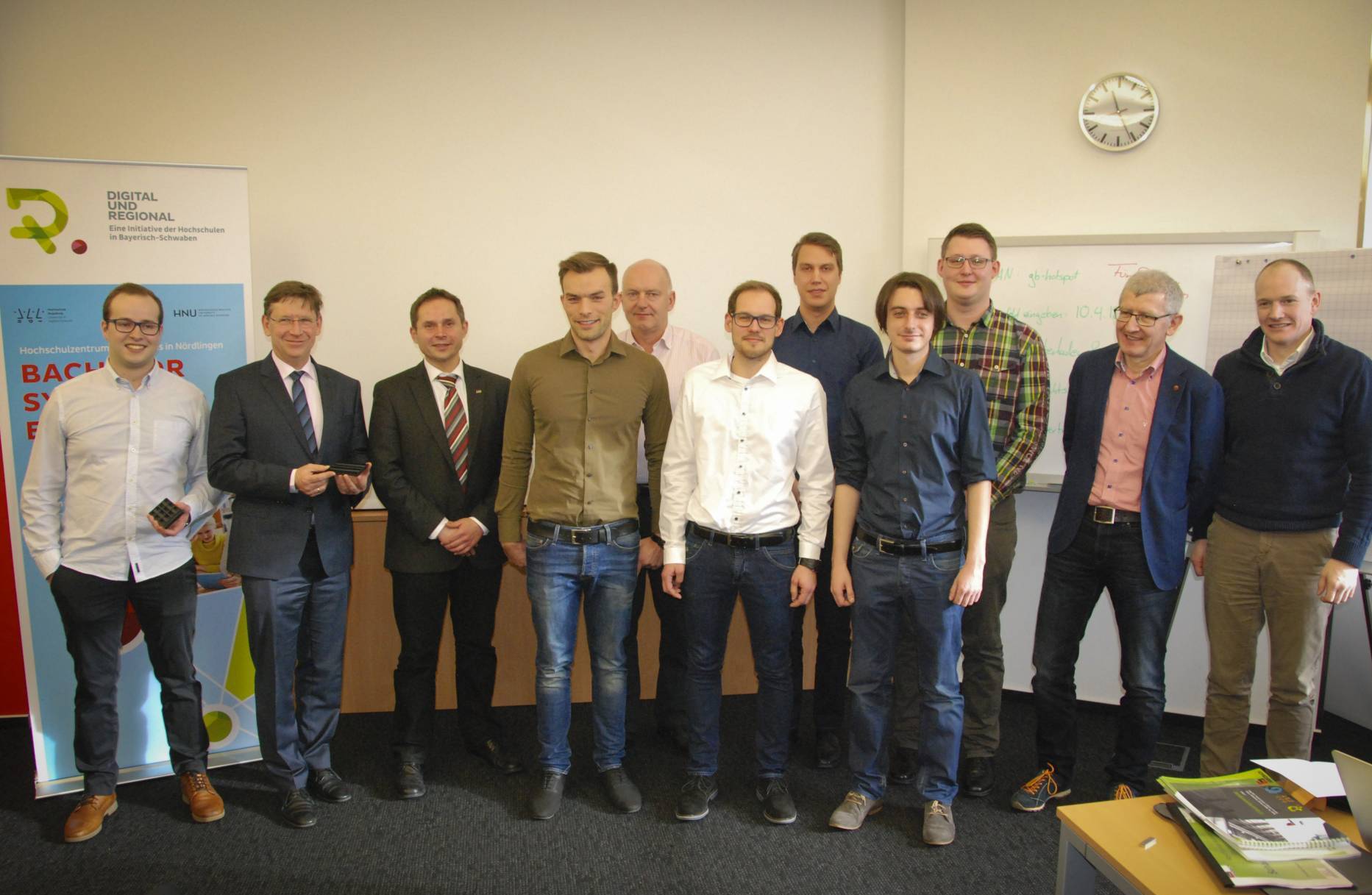 Projektpräsentation bei Grenzebach: Die Studierenden zusammen mit Landrat Stefan Rößle (2. v. l.), Michael Wolf, Personalabteilung Grenzebach (3. v. l.), Olaf Gawer, Projektbetreuer seitens Grenzebach (5. v. l.), Prof. Dr. Nik Klever, Studiengangsleiter Hochschule Augsburg (2. v. r.) und Prof. Martin Steyer, Projektbetreuer seitens der Hochschule Kempten. Foto: Markus Wangler/Hochschule Augsburg