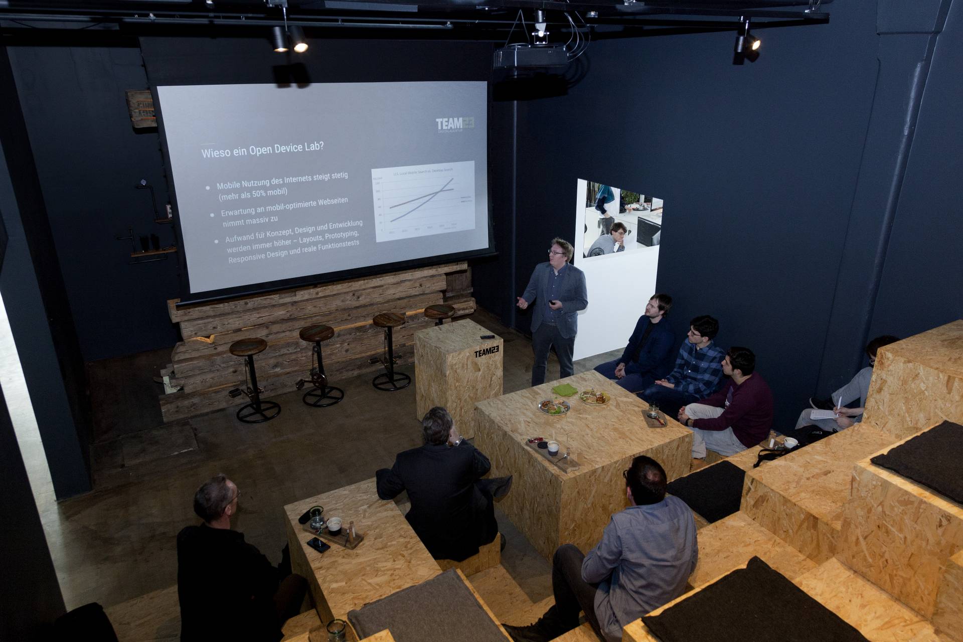 Kickoff zur Kooperation der Hochschule Augsburg mit Team23: Das Open Device Lab steht interessierten Studierenden jetzt zur Verfügung.