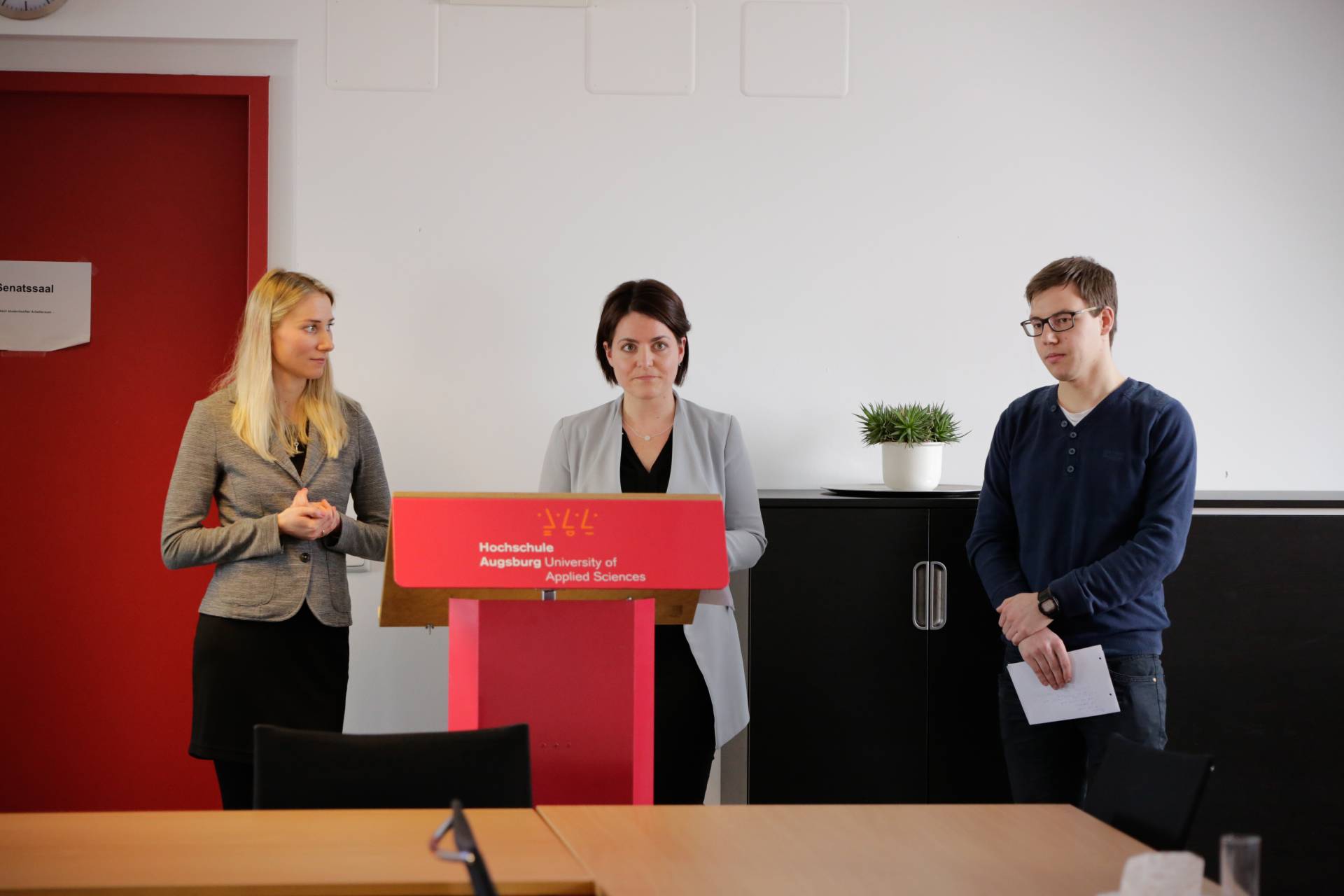 Tutorin Karina Maria Meyer (mitte) und Tutor Stephan Wenhart schildern ihre Erfahrungen mit dem offenen MINT-Lernraum.