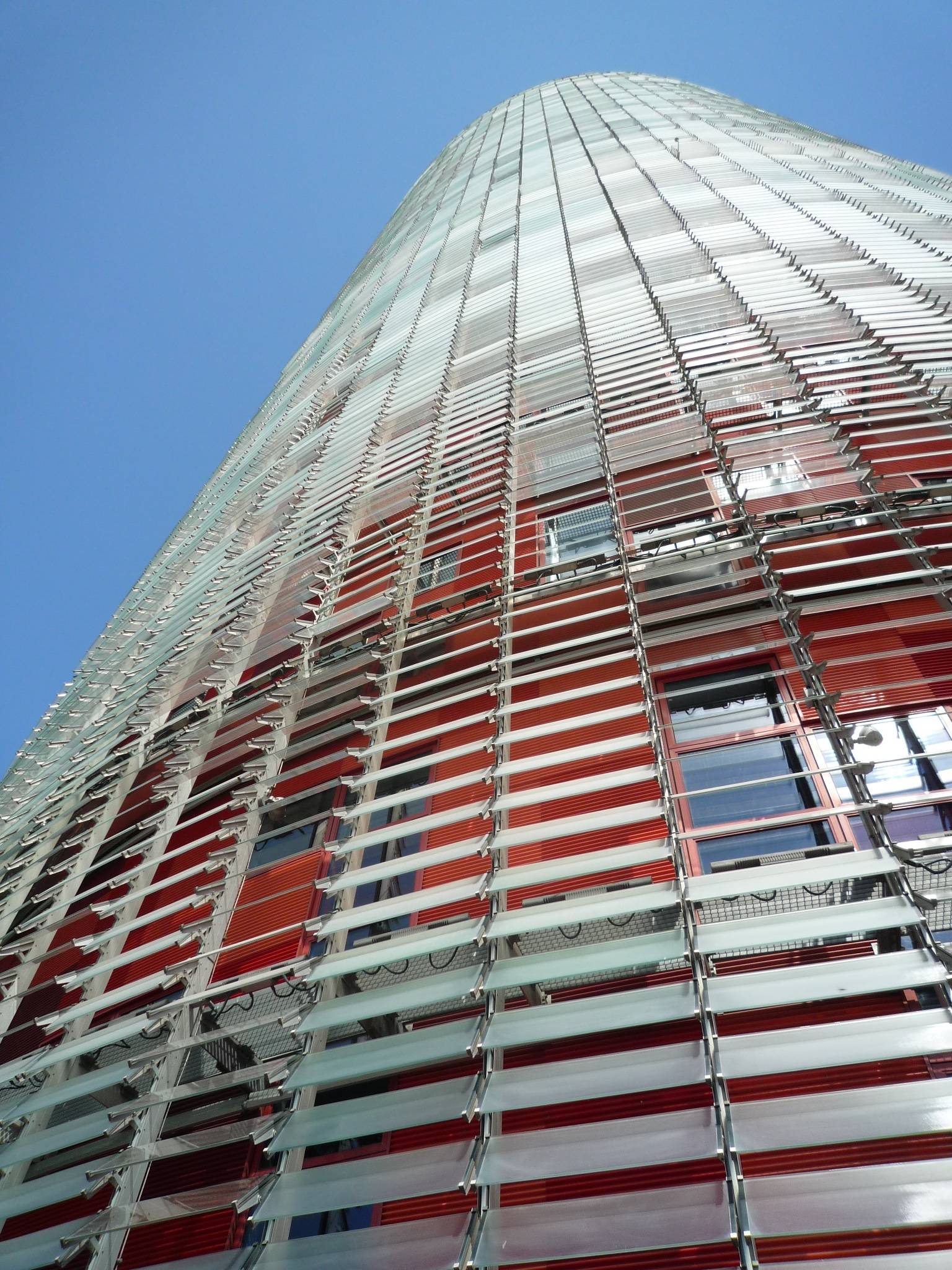 Mehrschichtige Fassade Sonnenschutzelementen am Torre Agbar, Jean Nouvel 2005 (Foto: J. Müller)