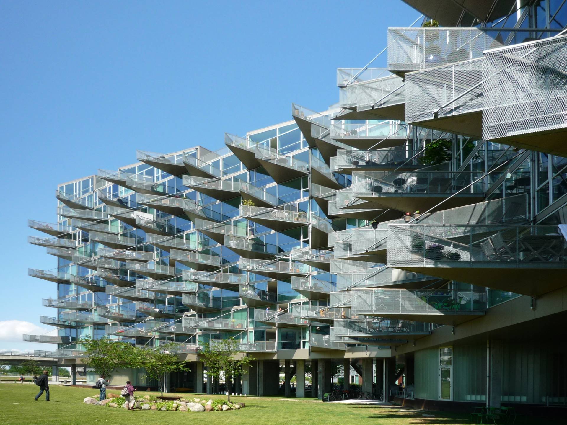 Wohnen mit Ausblick: Markante Balkone am Wohngebäude "VM" (Foto: J. Müller)