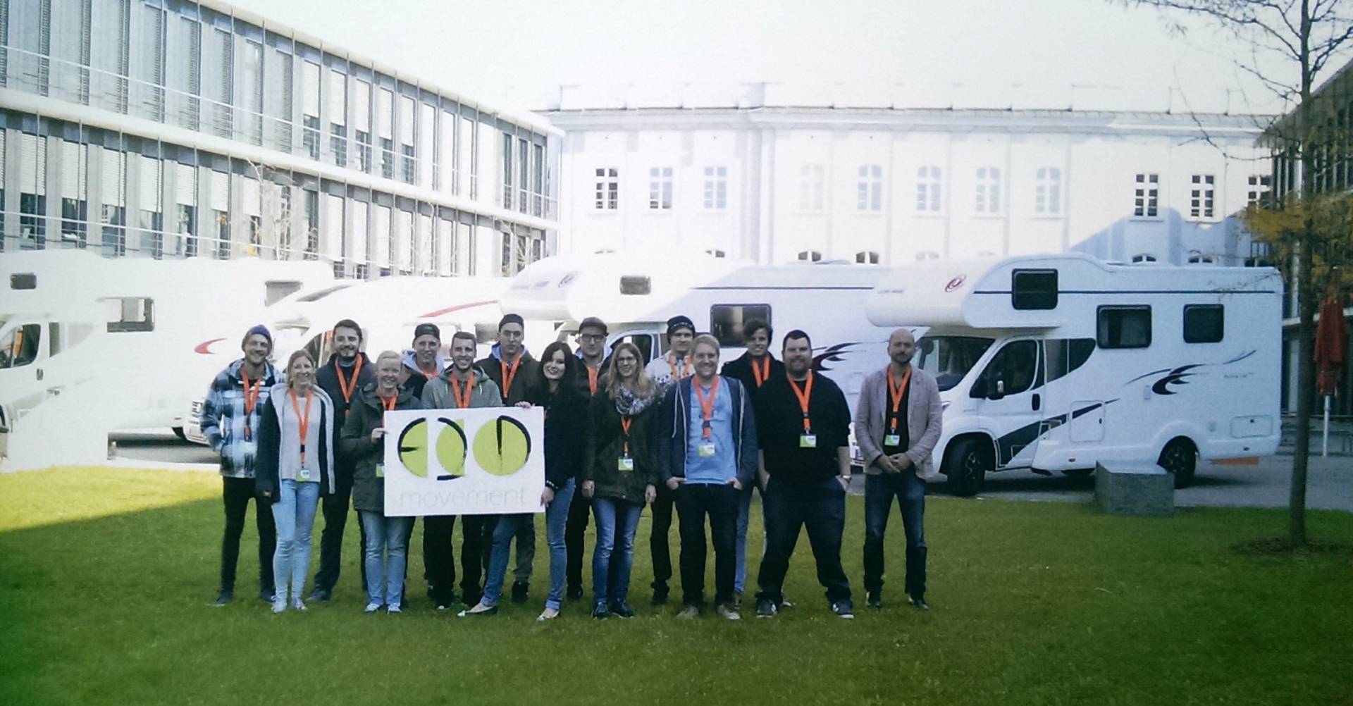 Eine Exkursion der besonderen Art: Das &quot;ECO Movement&quot;-Team mit Wohnmobilen beim Start auf dem Campus der Hochschule 