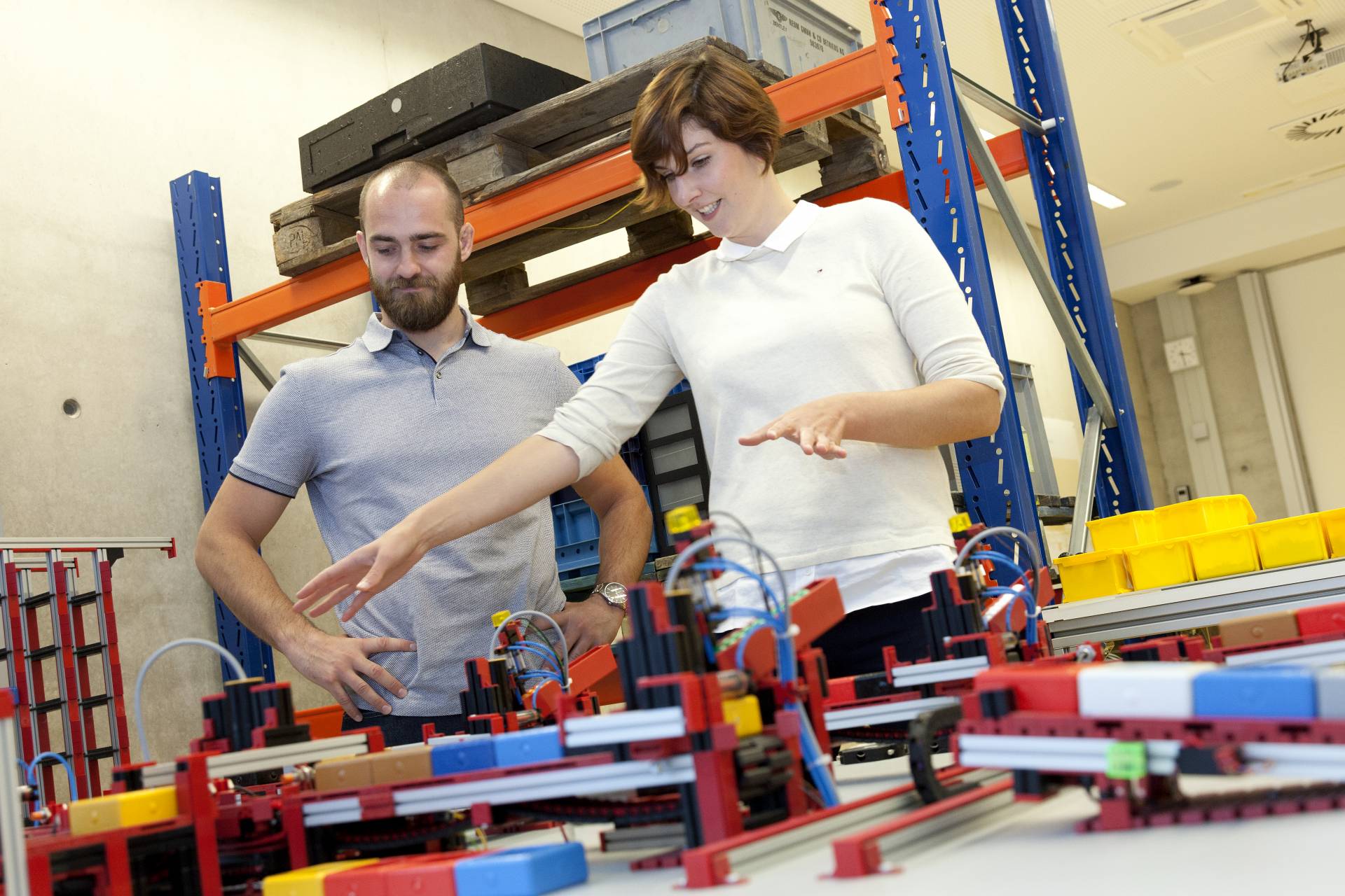 Lisa Kimmich, Studentin Master of Applied Research, und Philipp Gruber, Doktorand in der Forschungsgruppe für optimierte Wertschöpfung HSA_ops - Foto: Sascha Schneider