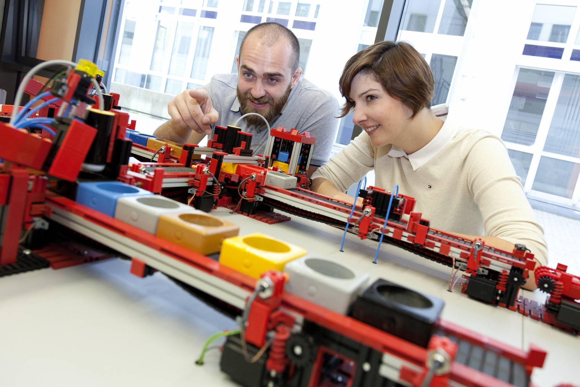 Lisa Kimmich, Studentin Master of Applied Research, und Philipp Gruber, Doktorand in der Forschungsgruppe für optimierte Wertschöpfung HSA_ops - Foto: Sascha Schneider