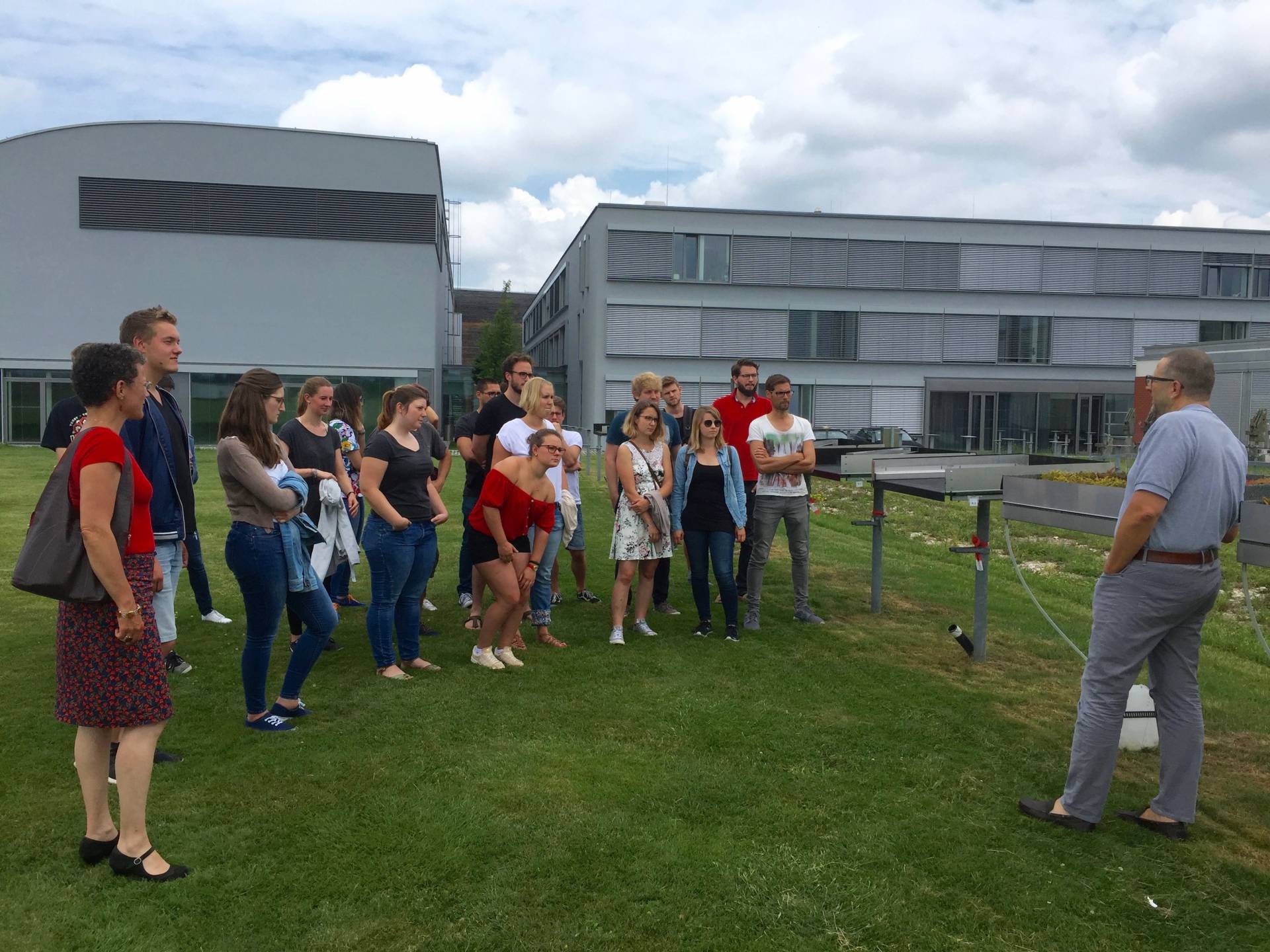 Dr. Scherer vom Fraunhofer-Institut für Bauphysik erklärt Freilandversuche zur Auswaschung von Wurzelschutzausrüstung von Dachabdichtungsbahnen für Gründächer (Photo: Prof. M. Schmidt)