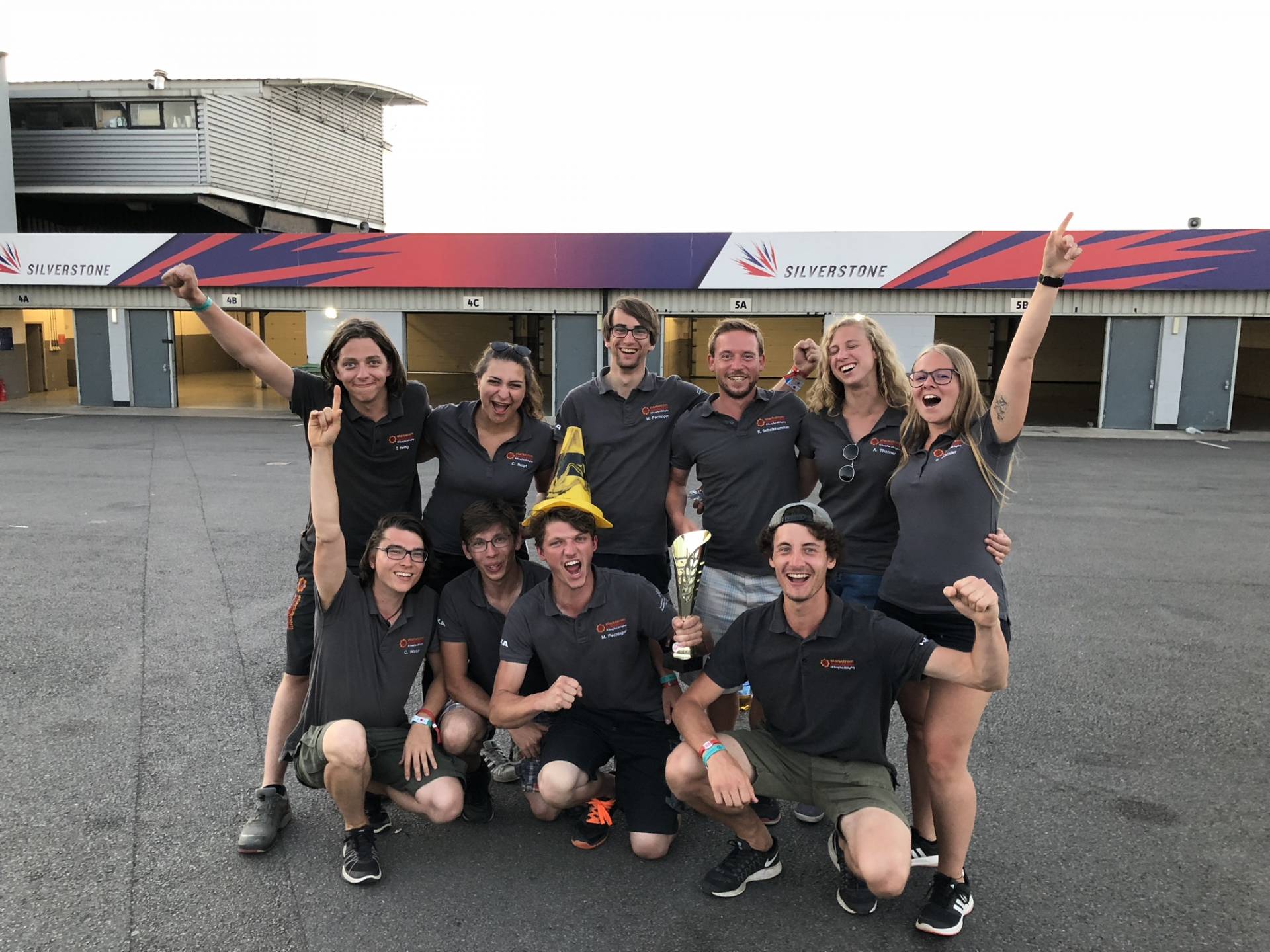 Das Driverless-Team von Starkstrom freut sich in Silverstone über den ersten Platz. 