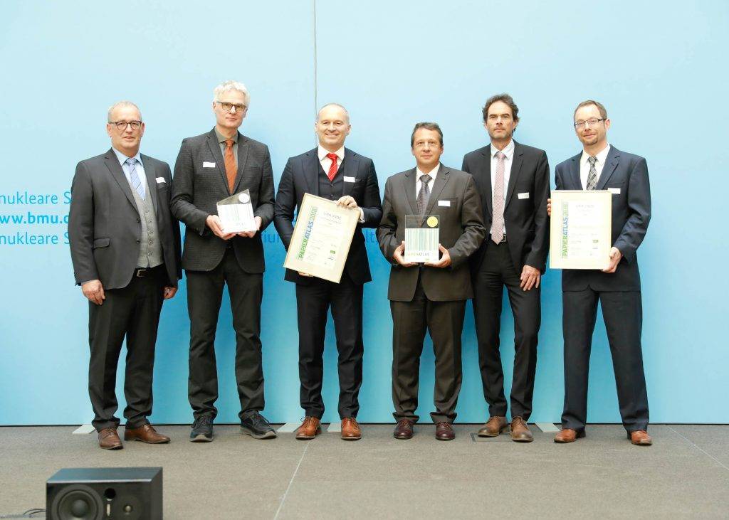 Gewinner des Papieratlas-Hochschulwettbewerbs 2018, v.l.n.r.: Ulrich Feuersinger (Sprecher der IPR), Dr. Roland Kischkel (Kanzler der Bergischen Universität Wuppertal, "Aufsteiger des Jahres"), Prof. Dr. Gordon Thomas Rohrmair (Präsident der Hochschule für angewandte Wissenschaften Augsburg, 2. Platz), Prof. Dr. Andreas Frey (Rektor der Hochschule für Wirtschaft und Umwelt Nürtingen-Geislingen, "Recyclingpapierfreundlichste Hochschule"), Andreas Bulling (Leiter Marketing und Fundraising der Hochschule für Wirtschaft und Umwelt Nürtingen-Geislingen), Stefan Kuhrau (Abteilungsleiter Beschaffung der Universität Hohenheim, 2. Platz), Foto: Foto Kirsch