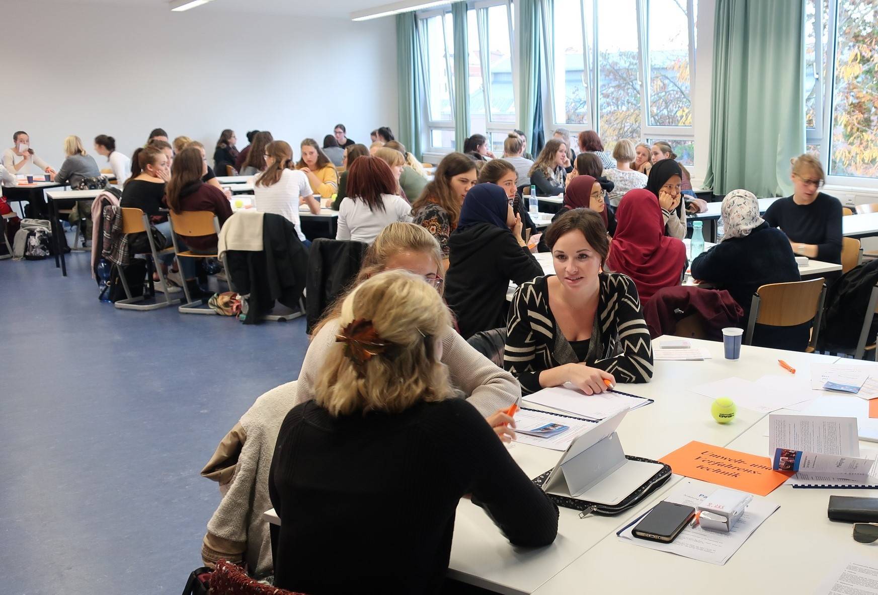 Kick Off Patenschftenprogramm. Studentinnen im Austausch.