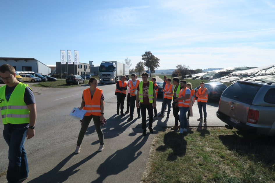 Schwerverkehr und gestreckte Linienführung der St 2221 am Ortseingang