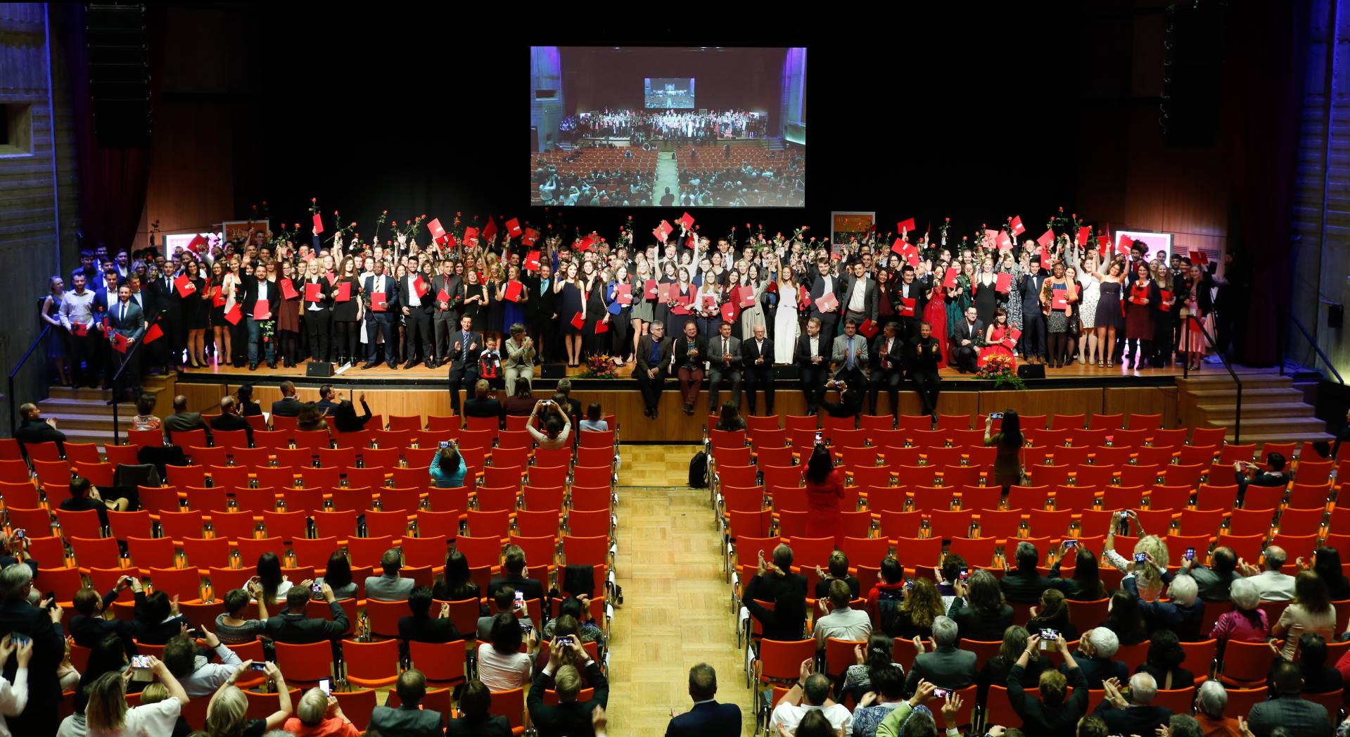 Gruppenfoto auf der Urkundenverleihung am 3. Mai 2019.