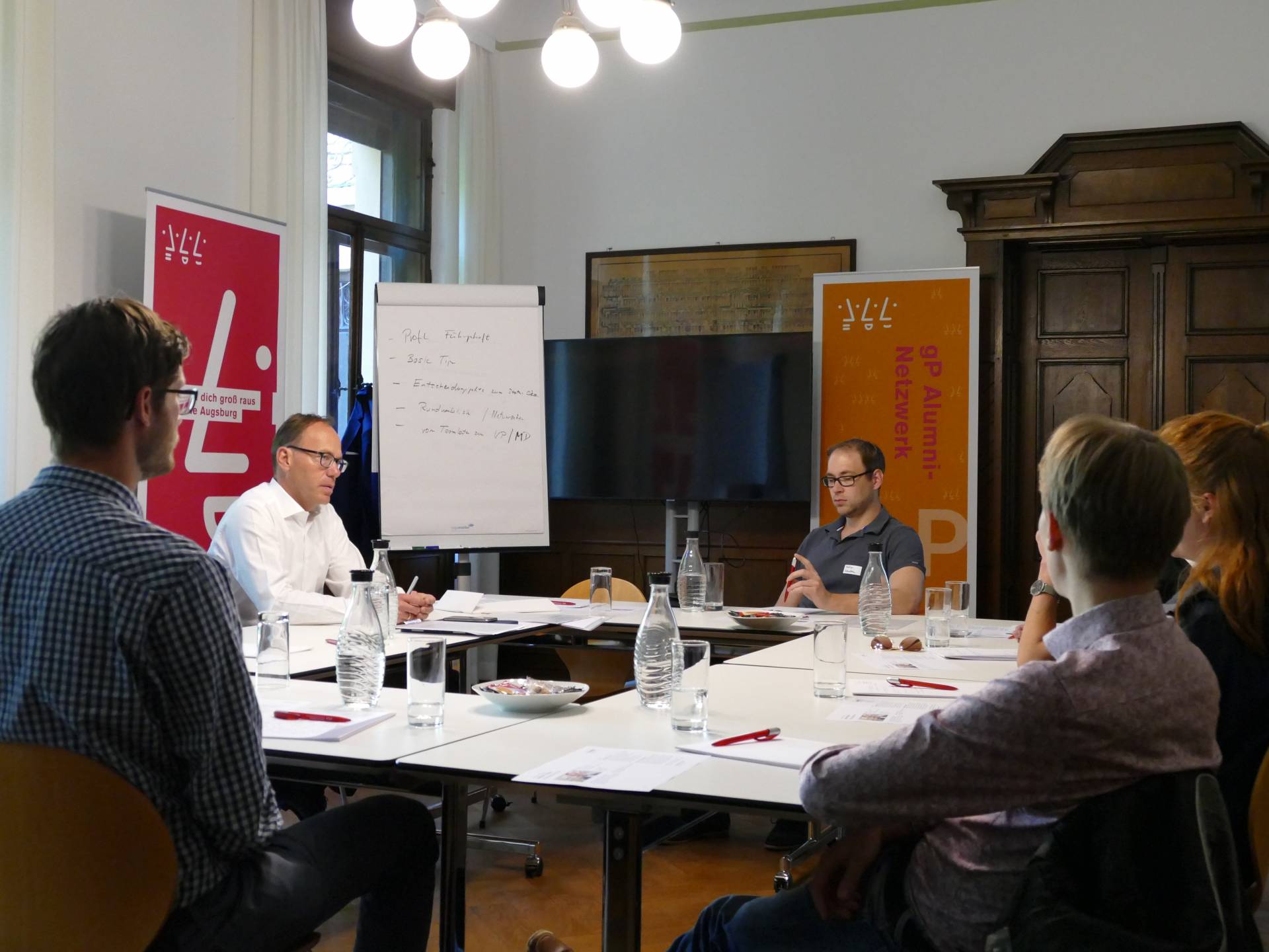 Adrian Fischer im Gespräch mit Studierenden des Netzwerks gP Primus.