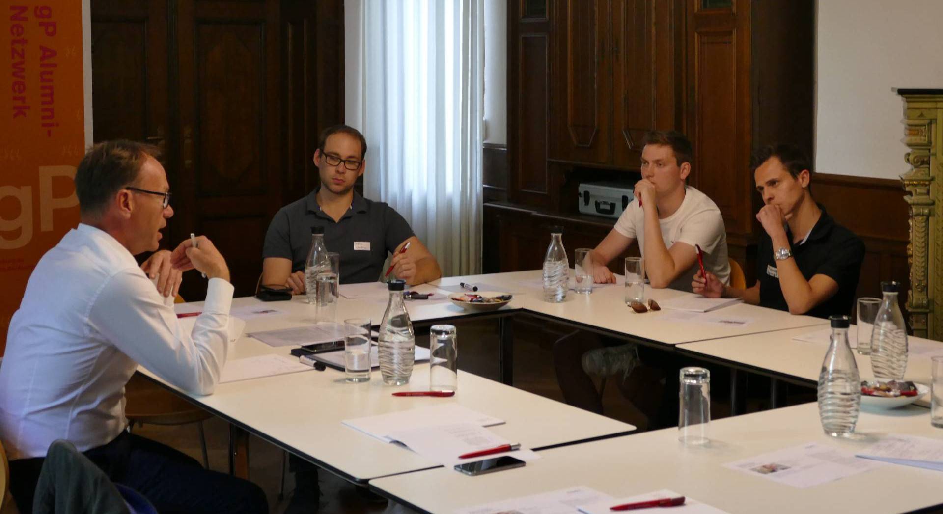 Beim Kaminabend in der SIlvermanvilla diskutierte Alumnus Adrian Fischer (l.) mit Studirenden des Netzwerks gP Primus.