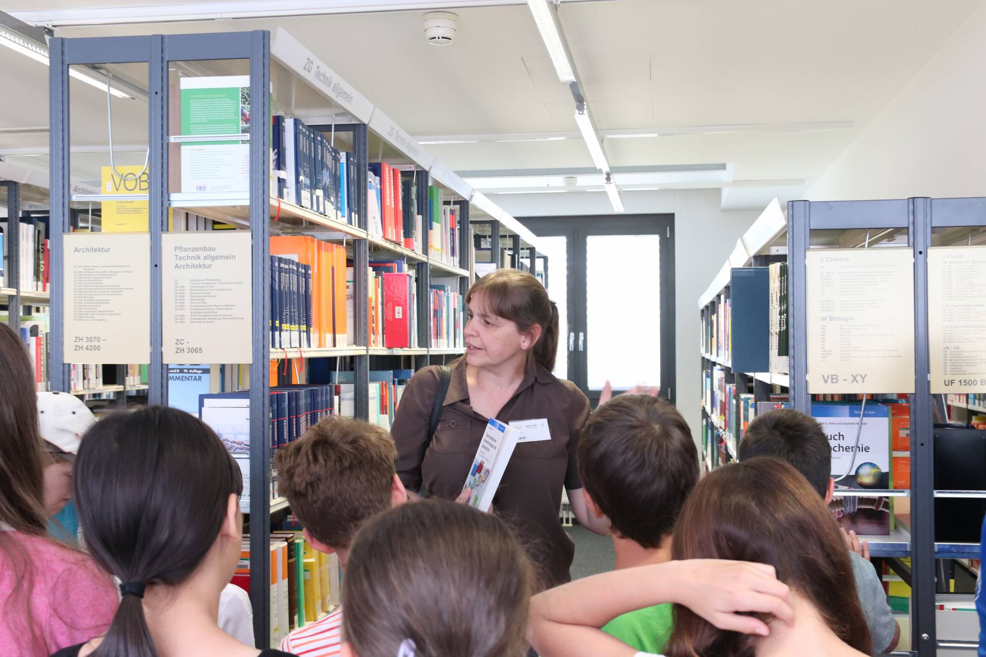 Manuela Mack führt die Klasse durch die Hochschulbibliothek