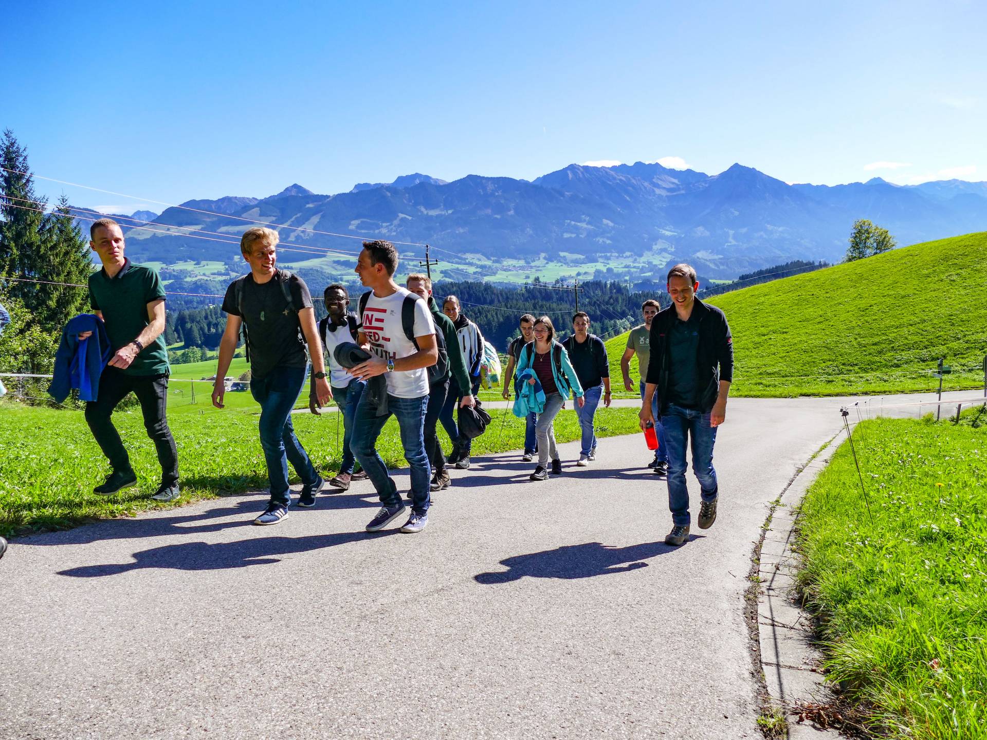 Studierende des Netzwerks gP Primus beim Wandern. 