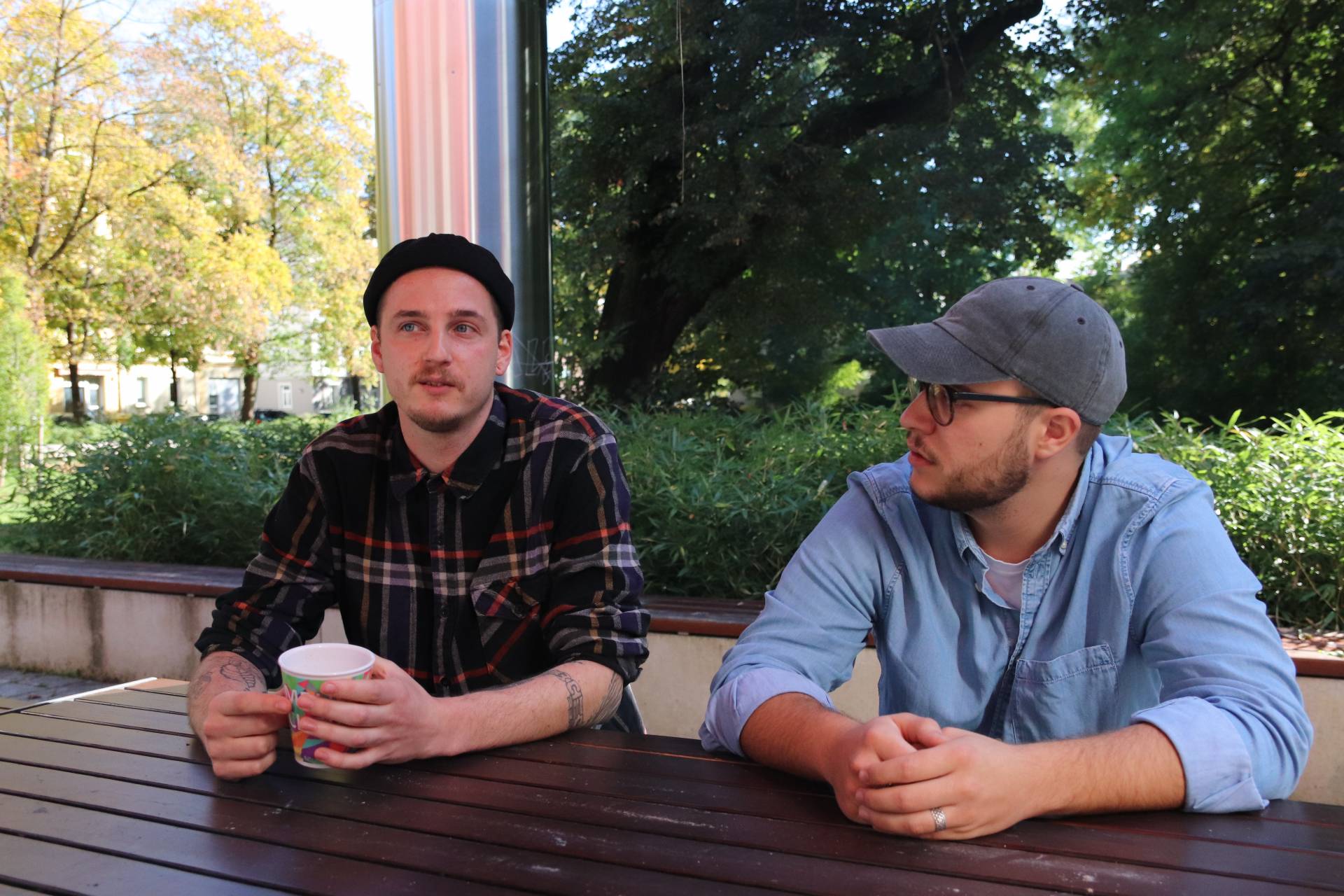 Simon (l.) und Kilian im Gespräch über den Studiengang Soziale Arbeit. 