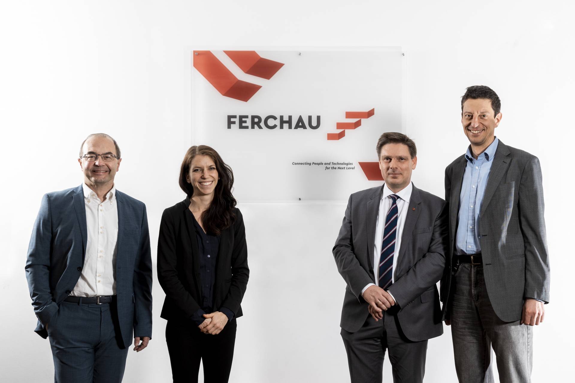 Vertreter von Hochschule und FERCHAU bei der Eröffnung des FERCHAU-Hörsaals (v.l.n.r.): Matthias Pleyer, Niederlassungsleiter Augsburg, Stefanie Kirschey, Business Managerin von FERCHAU, Prof. Dr.-Ing. Wolfgang Zeller, Dekan der Fakultät für Elektrotechnik, und Prof. Dr. László Kovács Vizepräsident für Studium und Lehre an der Hochschule Augsburg.