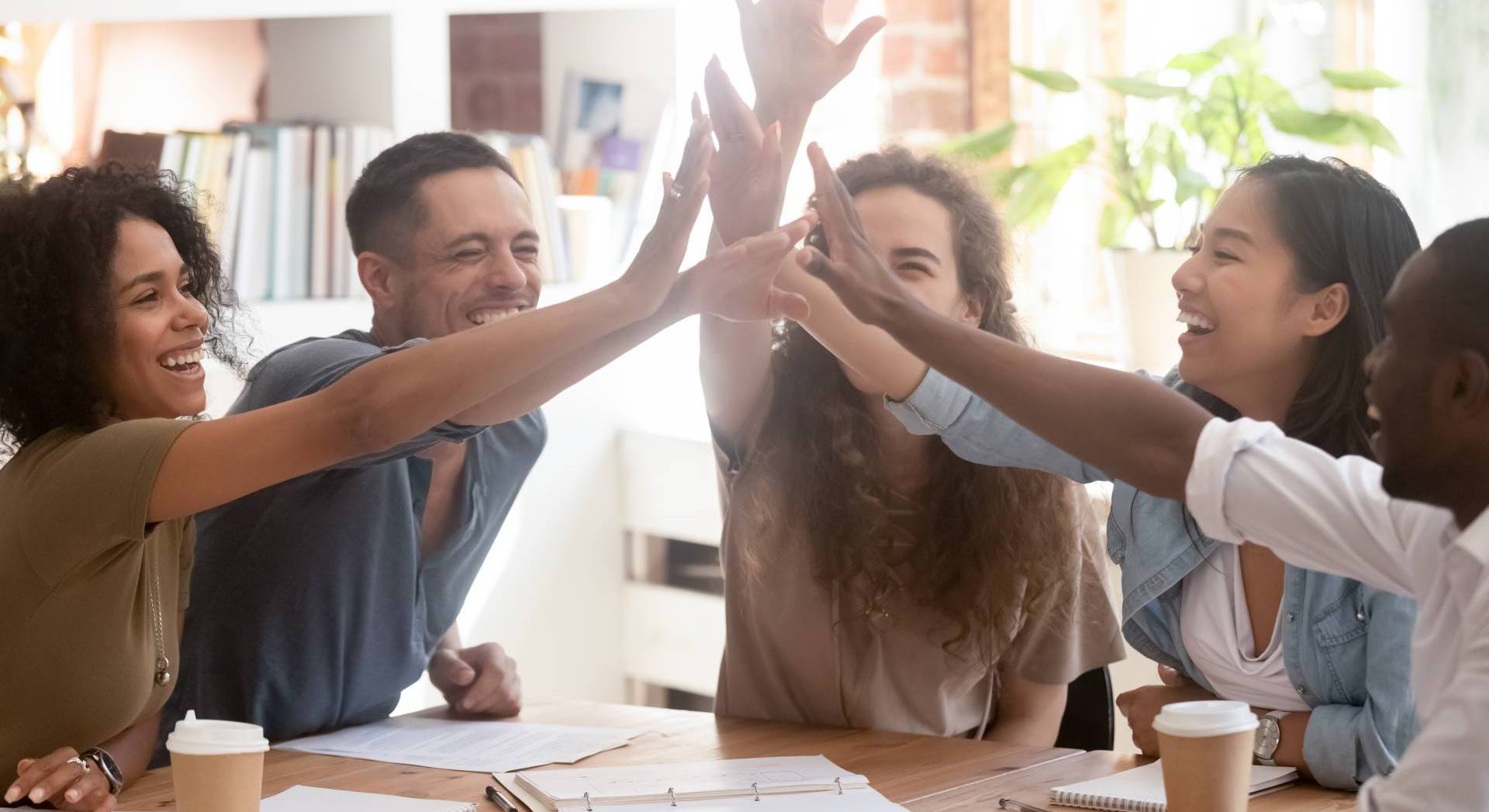 Studierende geben sich die Hand