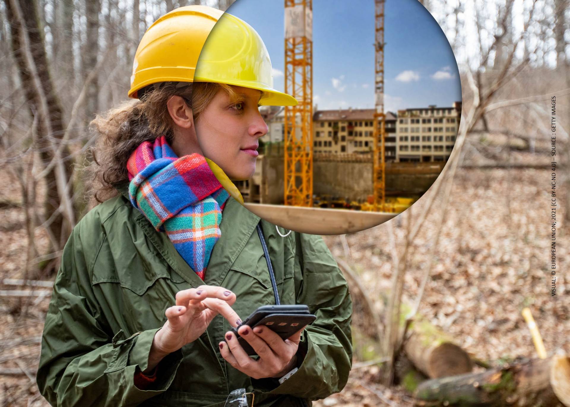 Studentin in Bauhelm steht im Wald und denkt an eine Baustelle