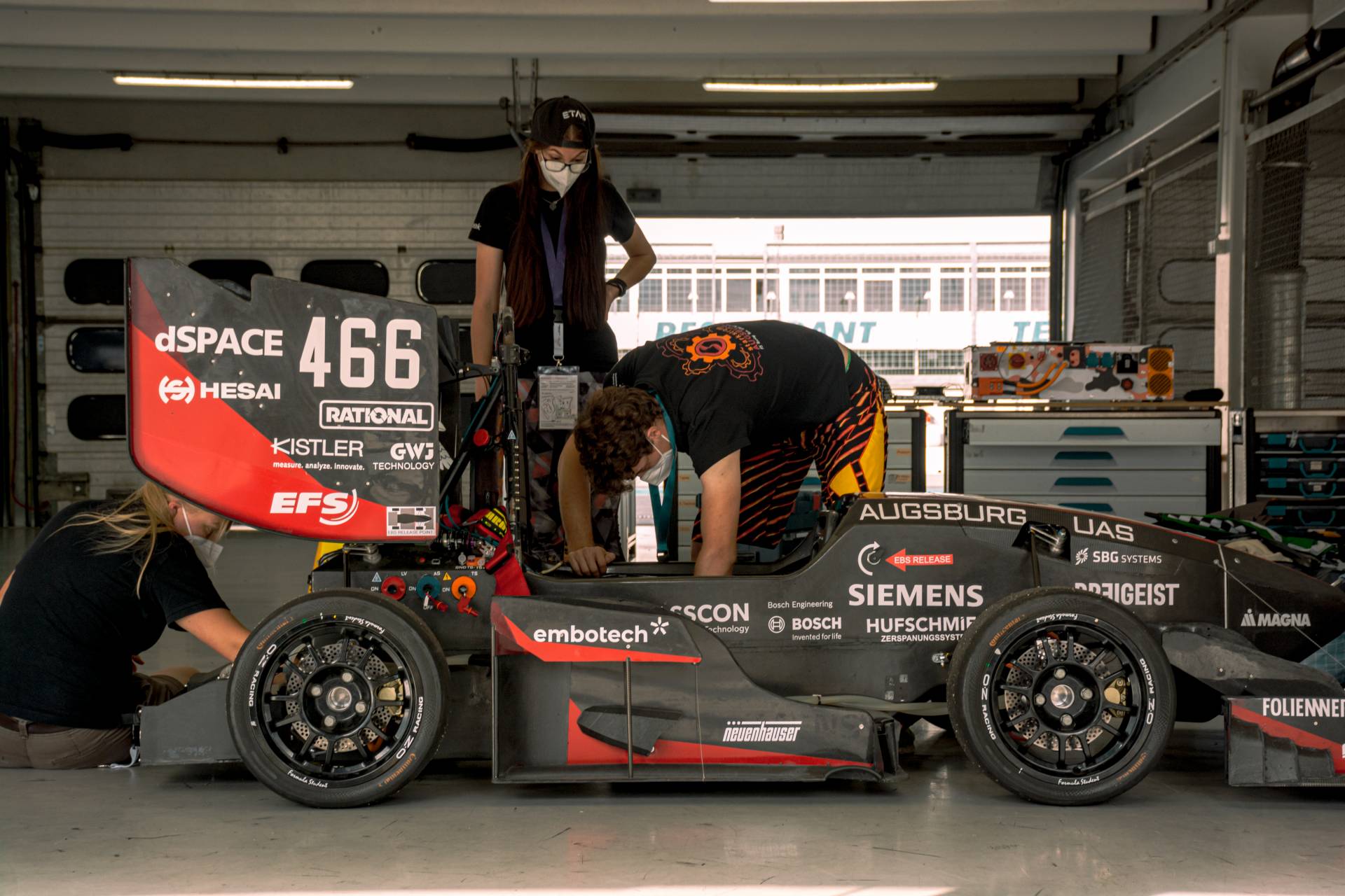 Studierende arbeiten am Rennwagen Zapp Driverless (Foto: Formula Student Germany / Mosch)