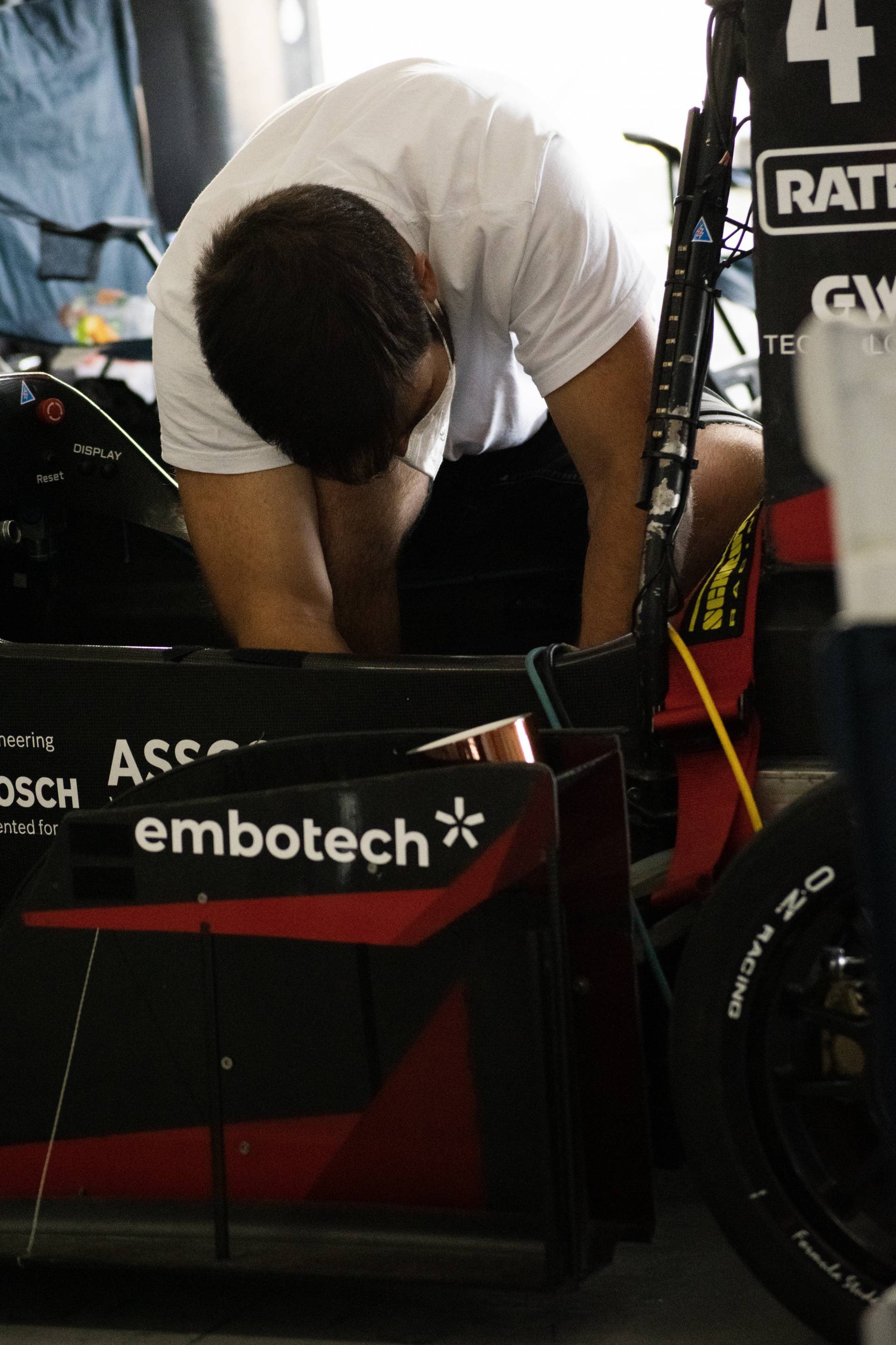 Student bei der Arbeit am Rennwagen (Foto: Formula Student Germany / Doehla)