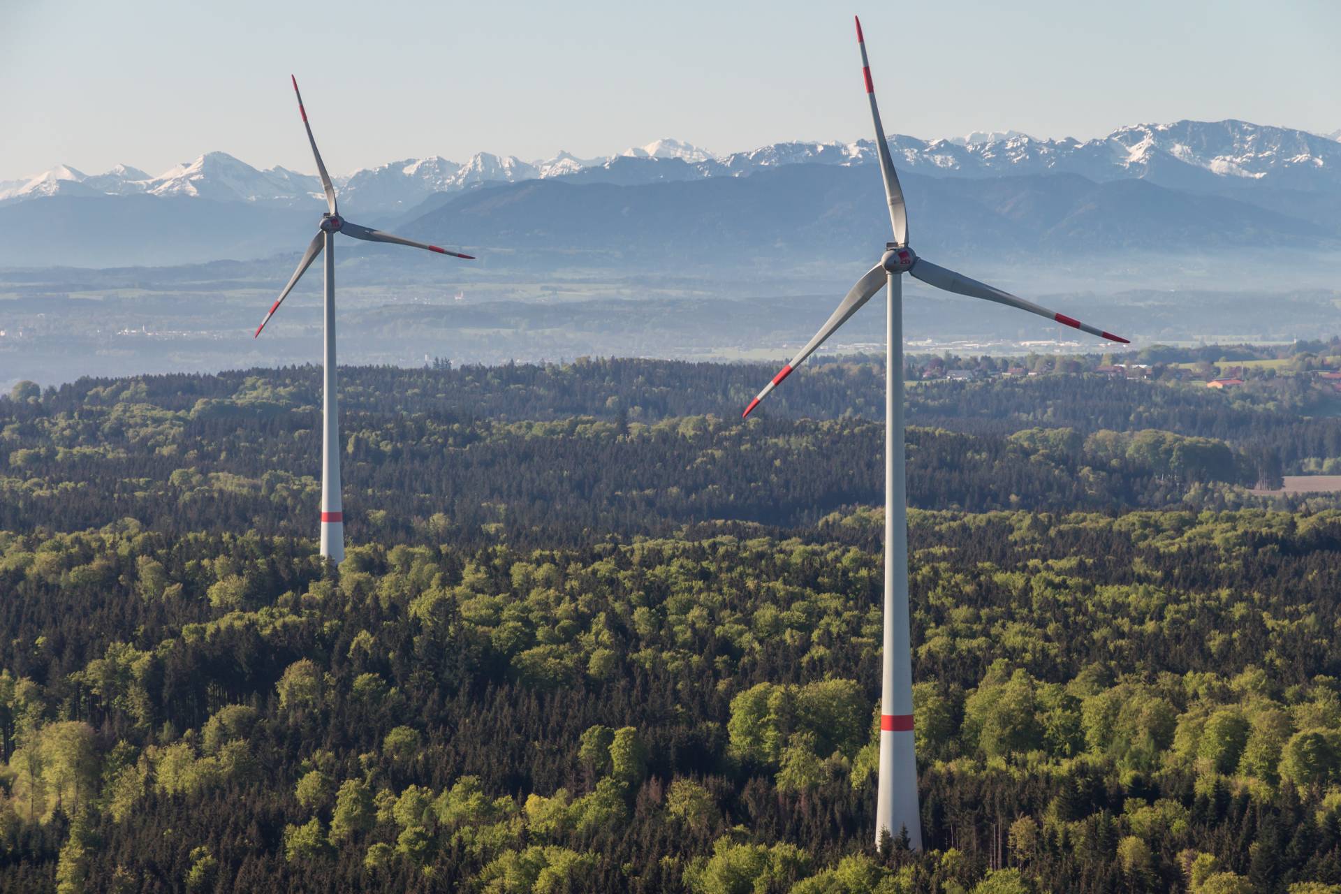 Abbildungen: Bürger-Windenergieanlage in Berg am Starnberger See (Robert Sing)