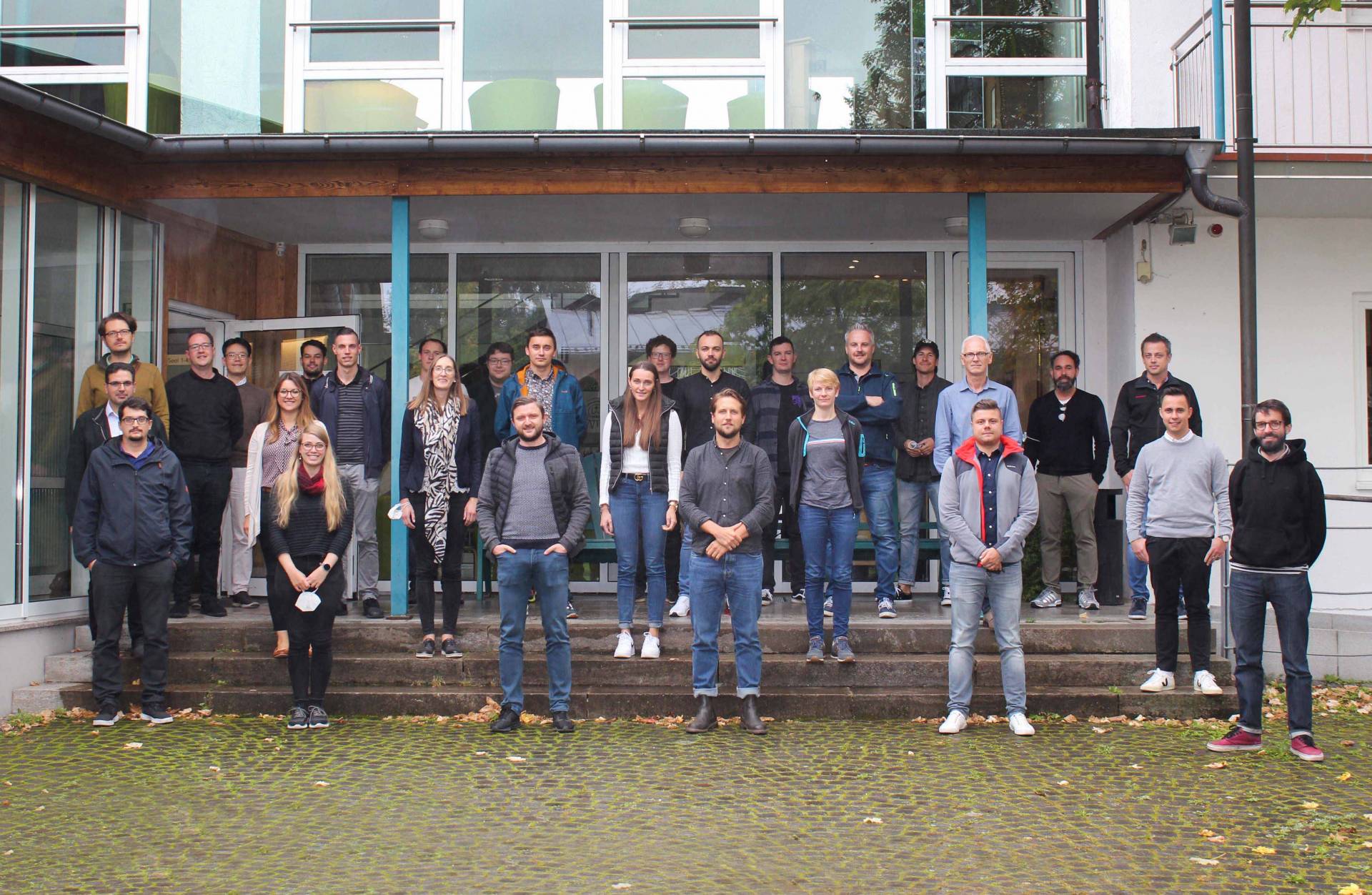 Fachingenieure Fassade Jahrgang 2021 vor der Landvolkshochschule Wies. 