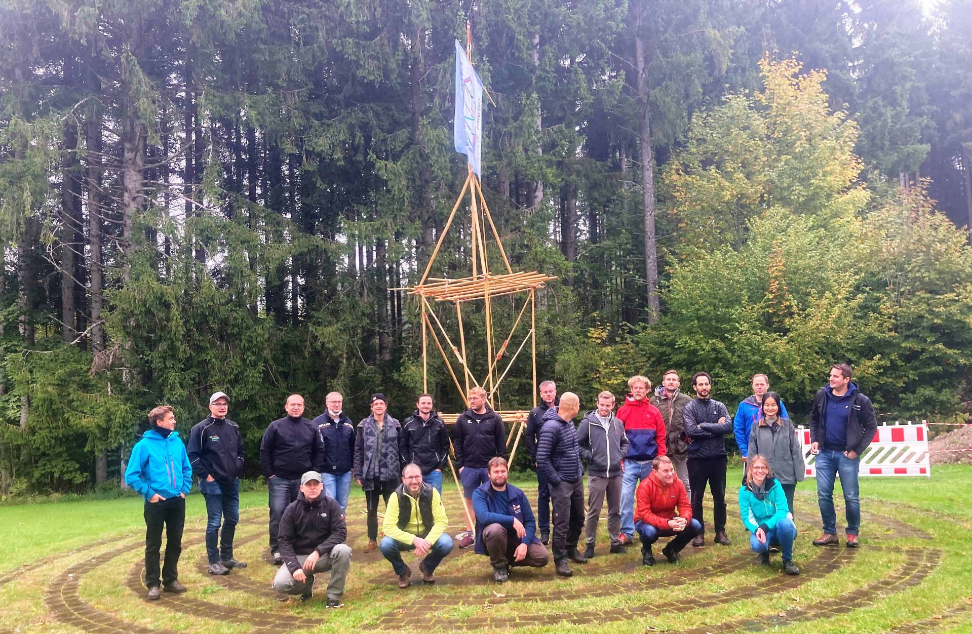 Fachingenieure Holzbau Jahrgang 2021 vor erster Holzkonstruktion. 