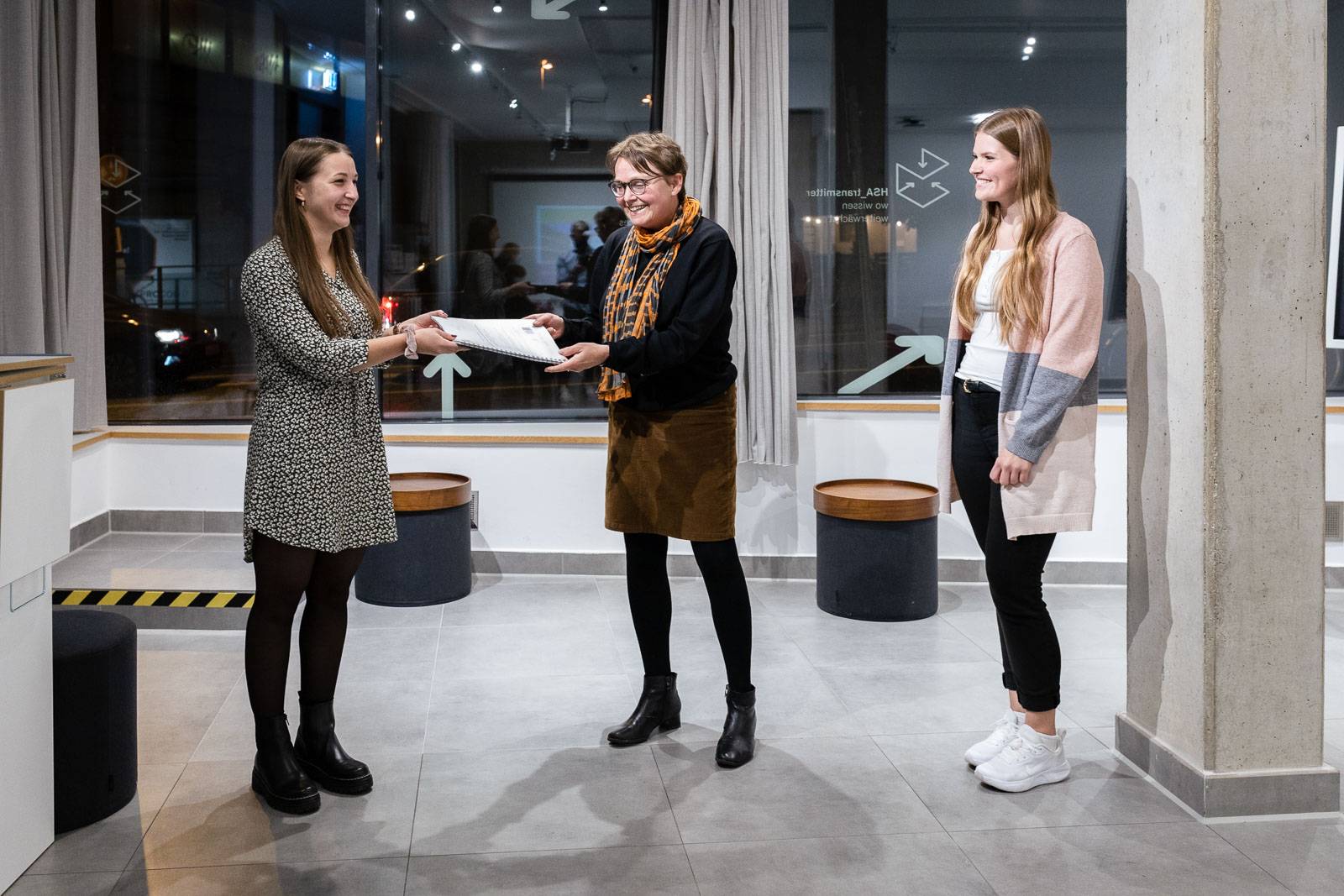 Die Studienergebnisse "" werden an Susanne Flynn, Quartiersmanagerin für die Jakobervorstadt Nord (Bild: Mitte), überreicht.