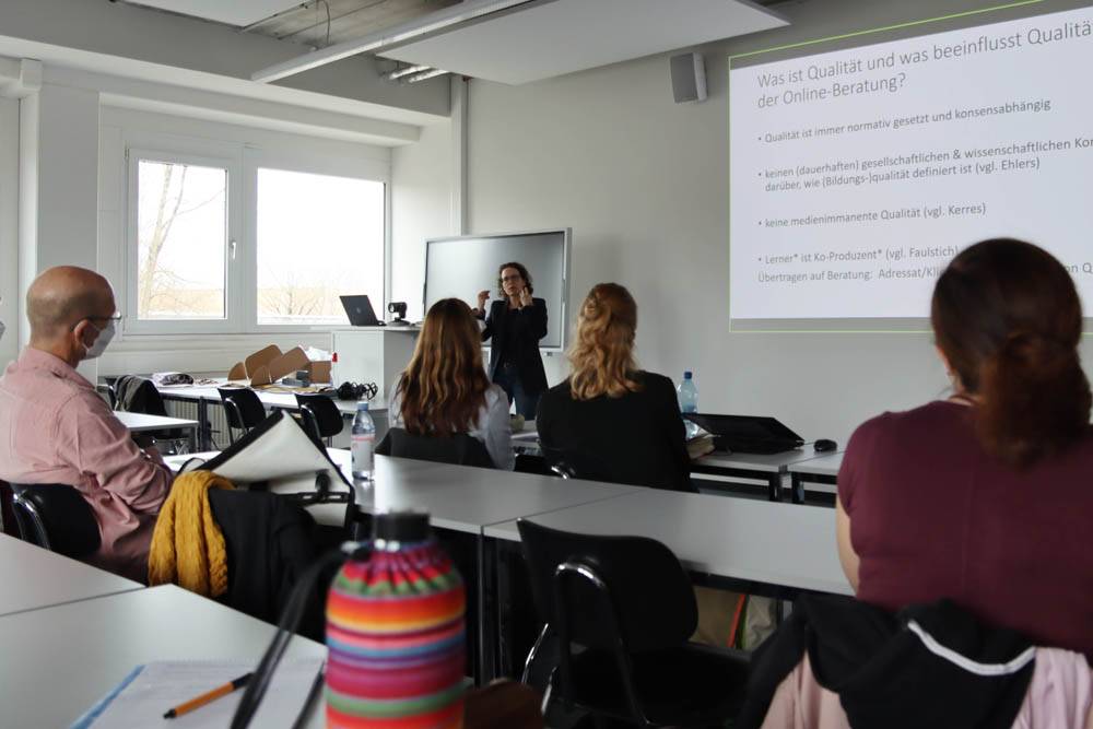 Nach der Einführung von Prof. Dr. Martin Stummbaum sprach Dr. Julia Sonnberger vom Ressort Studium und Lehre über Bewertungs- und Qualitätskritieren zur Digitalisierung in der Sozialen Arbeit. 