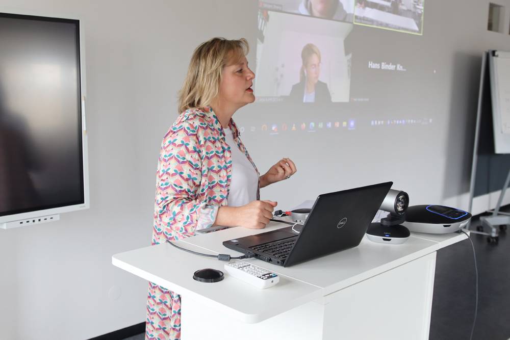 Anja Kuhrt vom Deutschen Caritasverband war virtuell zugeschalten, um den aktuellen Entwicklungsstand des Online-Beratungstool vorzustellen, während Christine Hirschberger von der Katholischen Jugendfürsorge ergänzend Einblicke in die tägliche Arbeit mit der Software gab. 