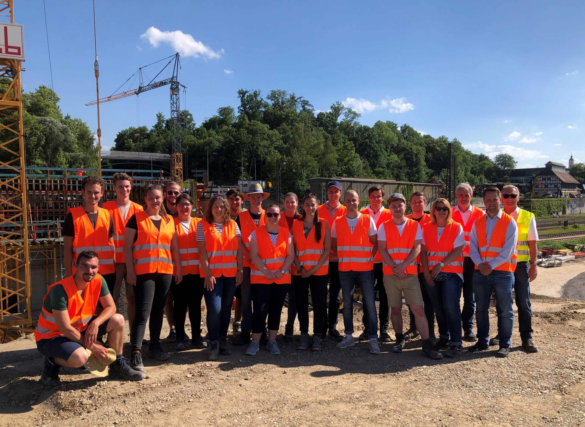 Gruppenbild 4.Semester Bauingenieure auf Baustelle in Günzburg