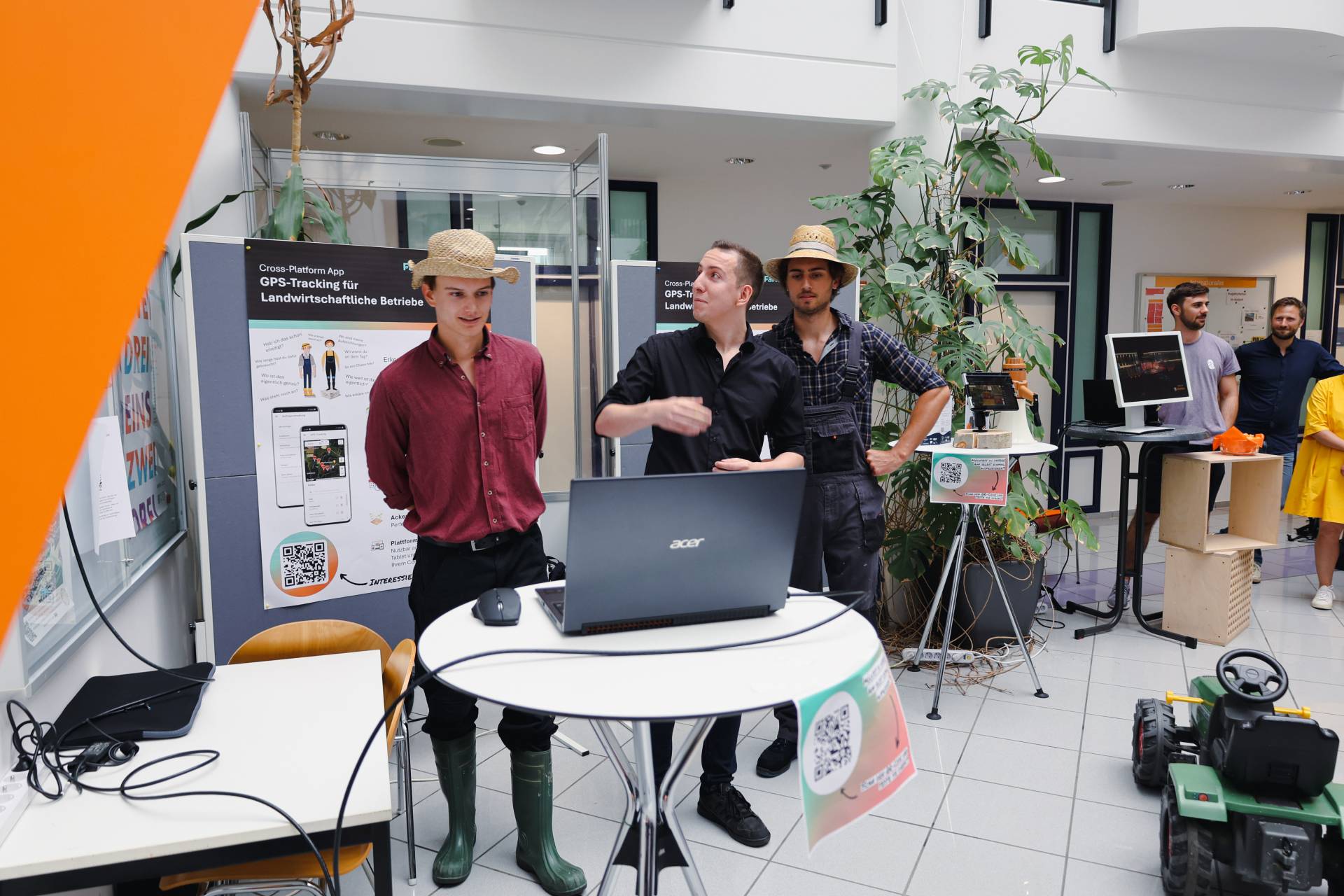 Projektteam GPS Tracking für Landwirtschaftliche Betriebe bei der Präsentation