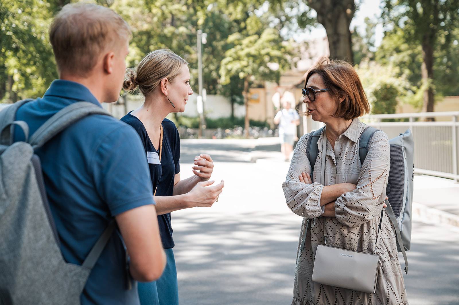 Im Transfergespräch: Prof. Dr. Sabine Joeris (rechts), Fakultät für Wirtschaft, mit den Nachhaltigkeitsreferent:innen von HSA_transfer Dr. Franziska Sperling und Martin Uhl 