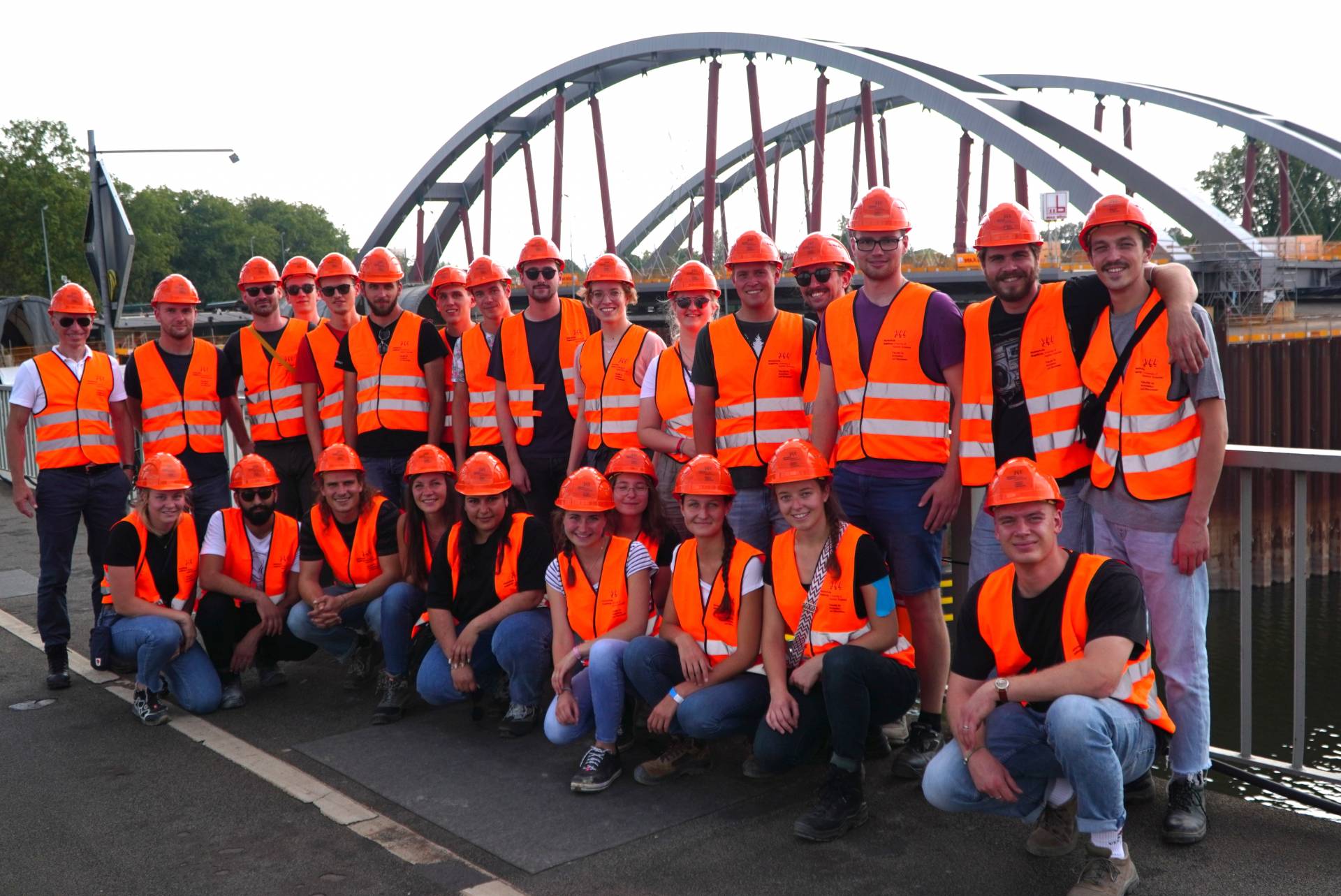 Gruppenfoto unserer B7-Studierenden mit Prof. Waibel vor dem Ersatzneubau