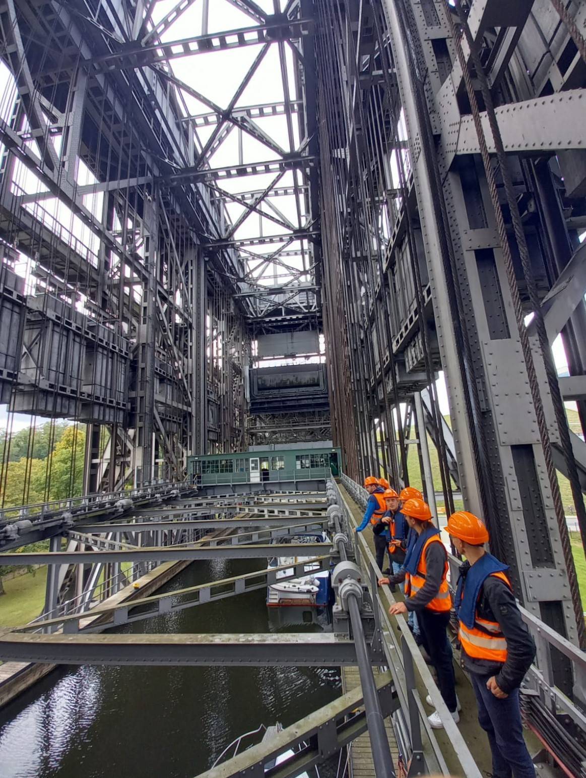 Studierende bei Schiffshebewerk