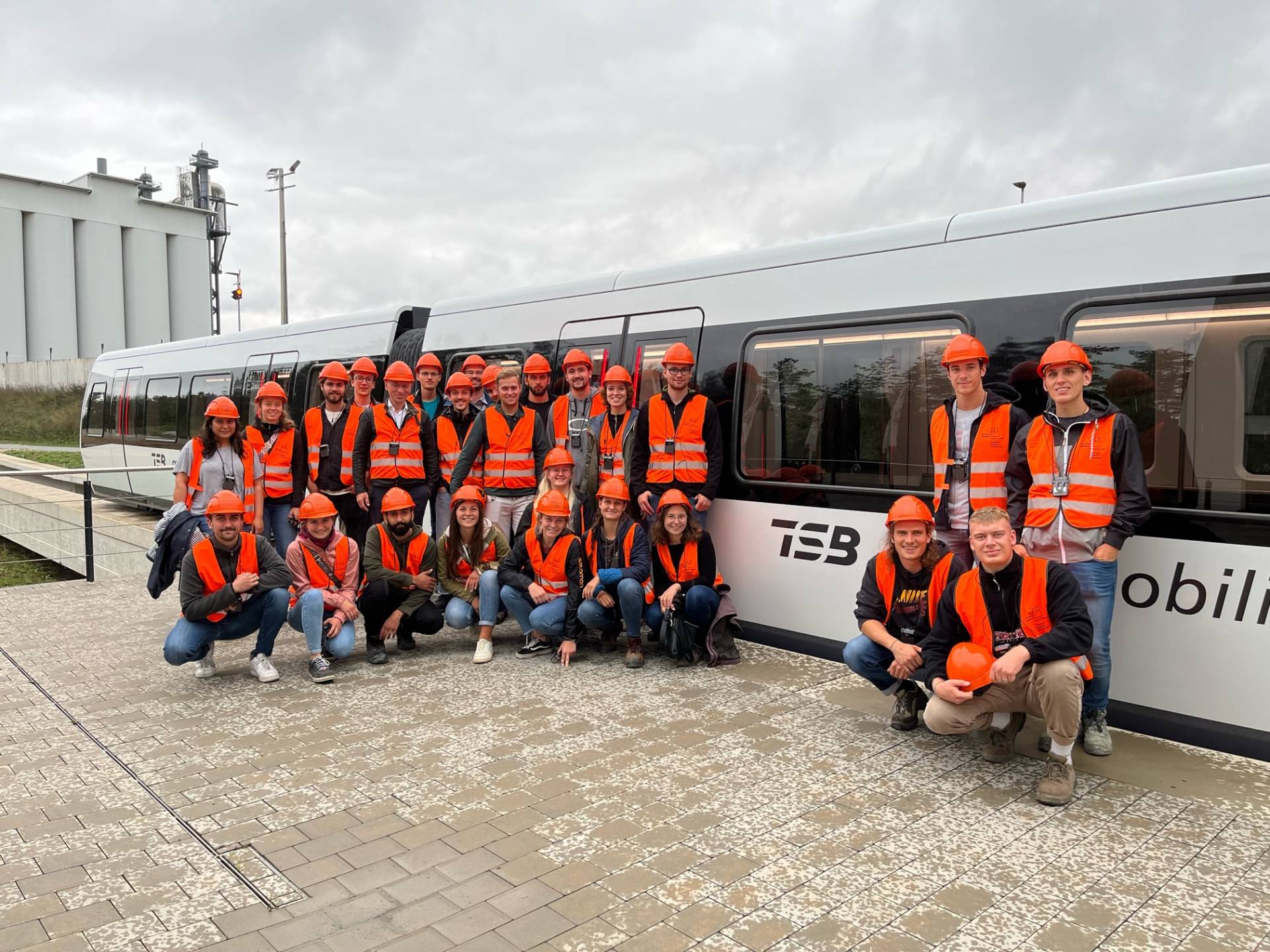 Gruppenfoto vor der Magnetschwebebahn