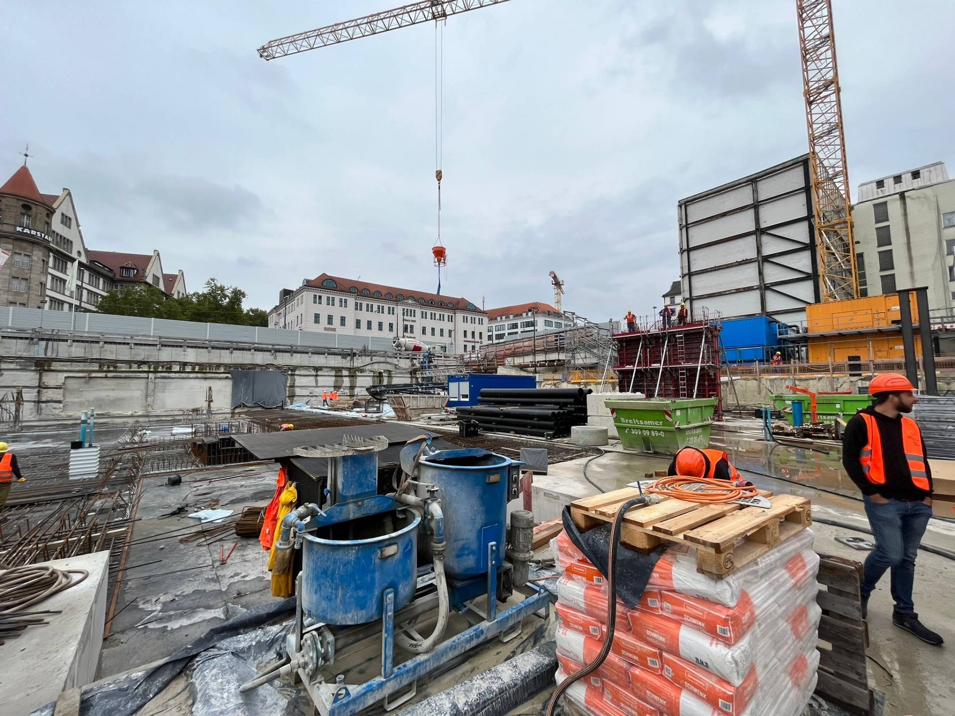 Baustelle am HBF, links wird die Bodenplatte bewehrt