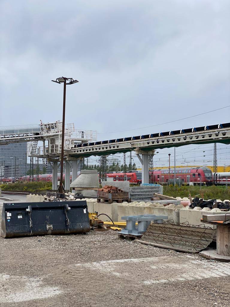 Förderband für den Transport des Abraums der Tunnelbohrmaschine zu den Güterzügen