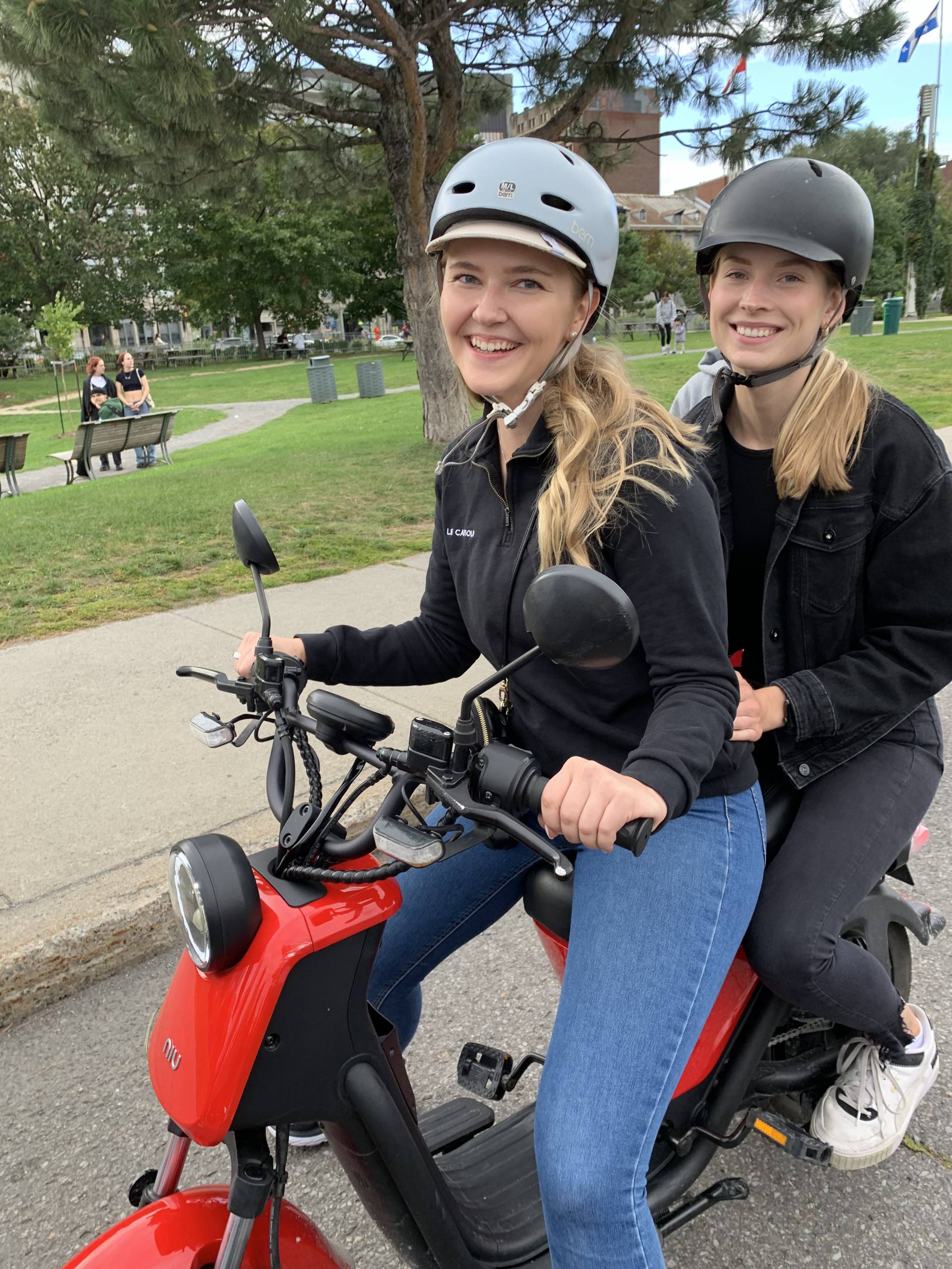 Lena Graml und eine Kommilitonin bei einer Spritztour durch Montréal.