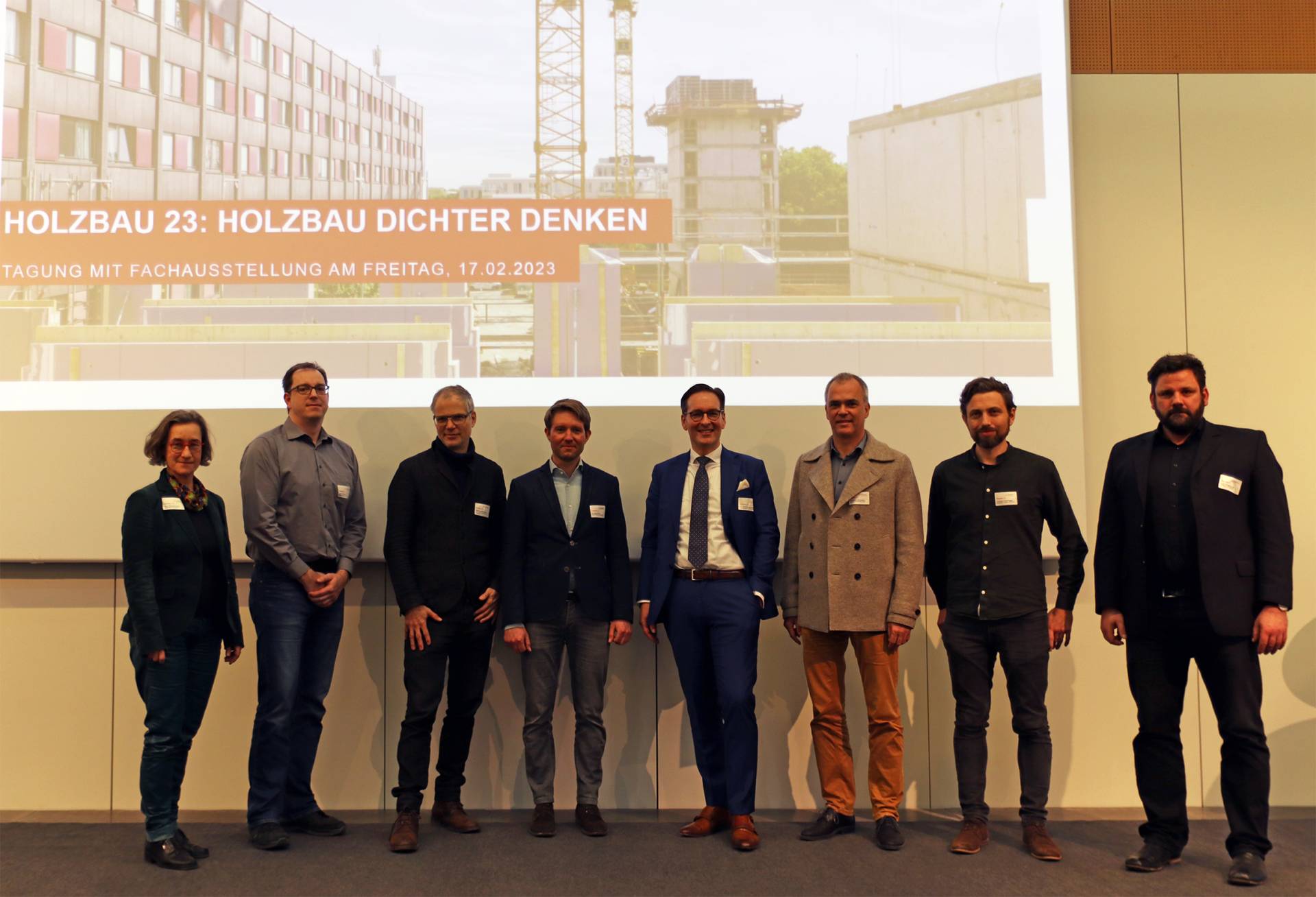 Holzbau 23: Moderator:innen und Referenten der Tagung Holzbau 23 (v.l.n.r.): Prof. Dr. Elisabeth Krön, Simon Schmid, Matthias Marschner, Dr. Martin Gräfe, Dr. Mark Dominik Hoppe, Christian Taufenbach, Thomas Fußenegger und Prof. Wolfang Huß.