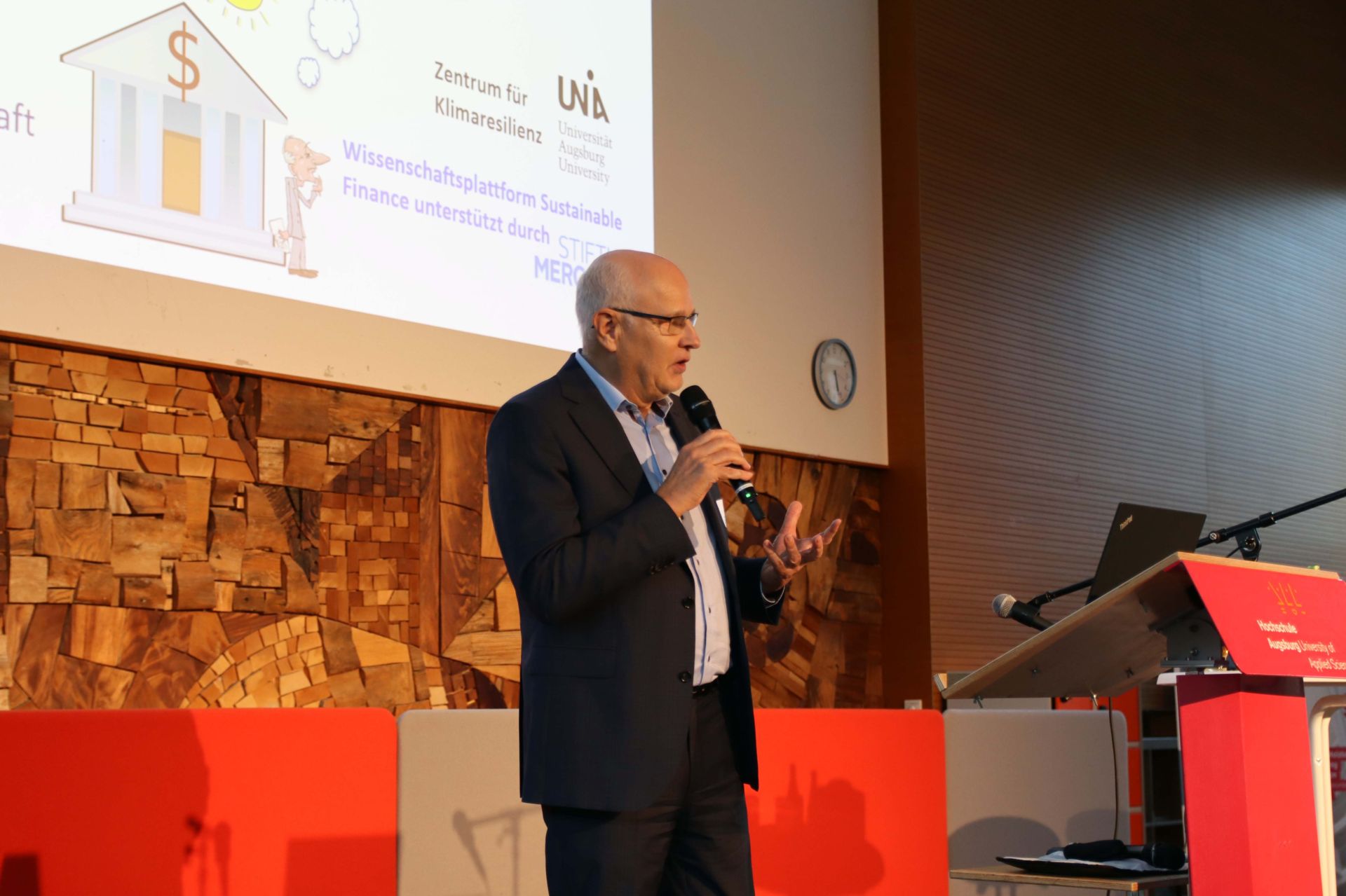 Bau + Immobilie 23: Prof. Dr. Marco Wilkens (Universität Augsburg) gab den Zuhörern eine kompakte Einführung zur EU-Taxonomie, die auch für das Baugewerbe ein Game Changer sein könnte. 