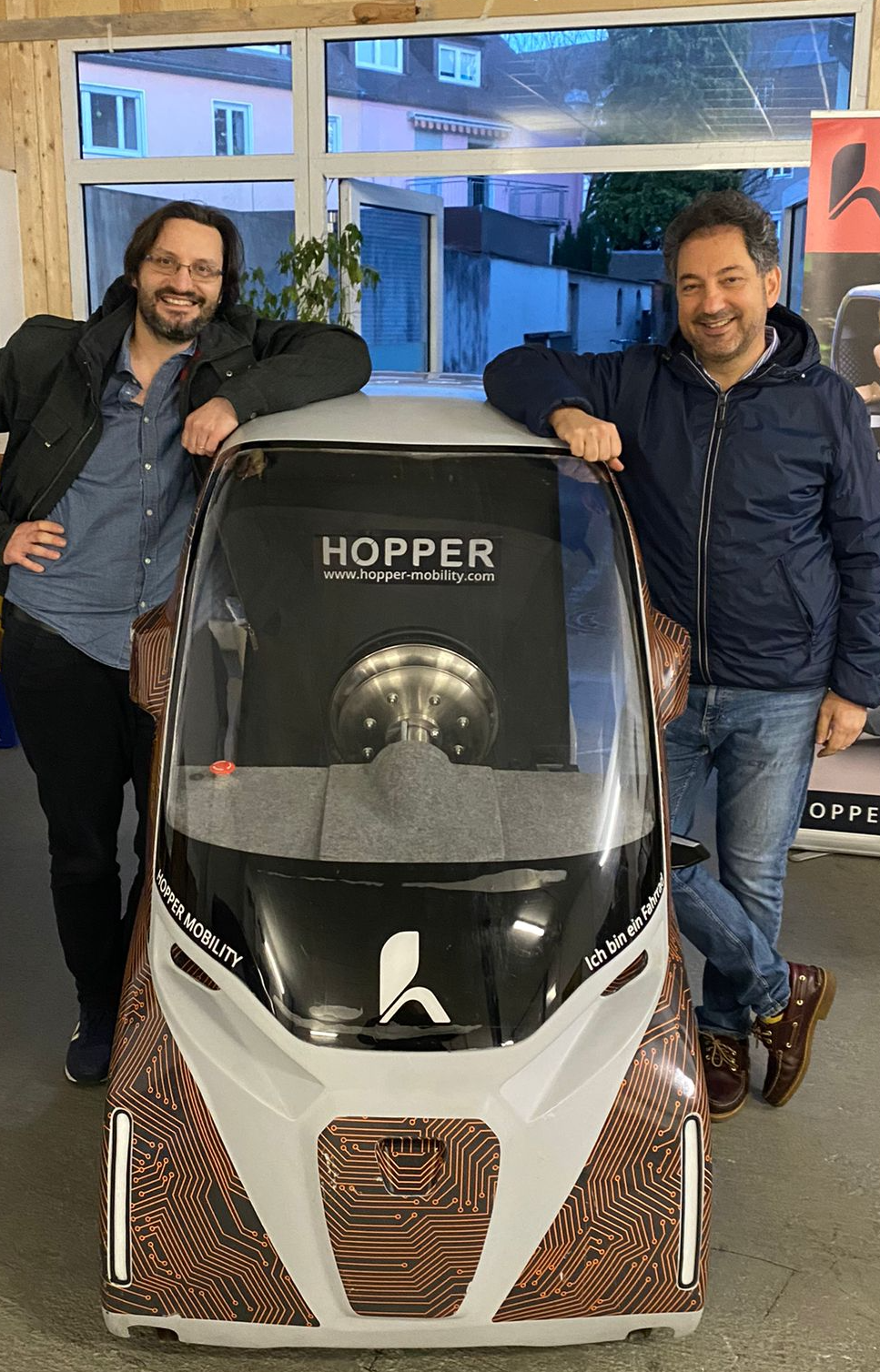 Dr. Berzi und Prof. Conte vor dem Hopper am Standort der Hopper Mobility GmbH