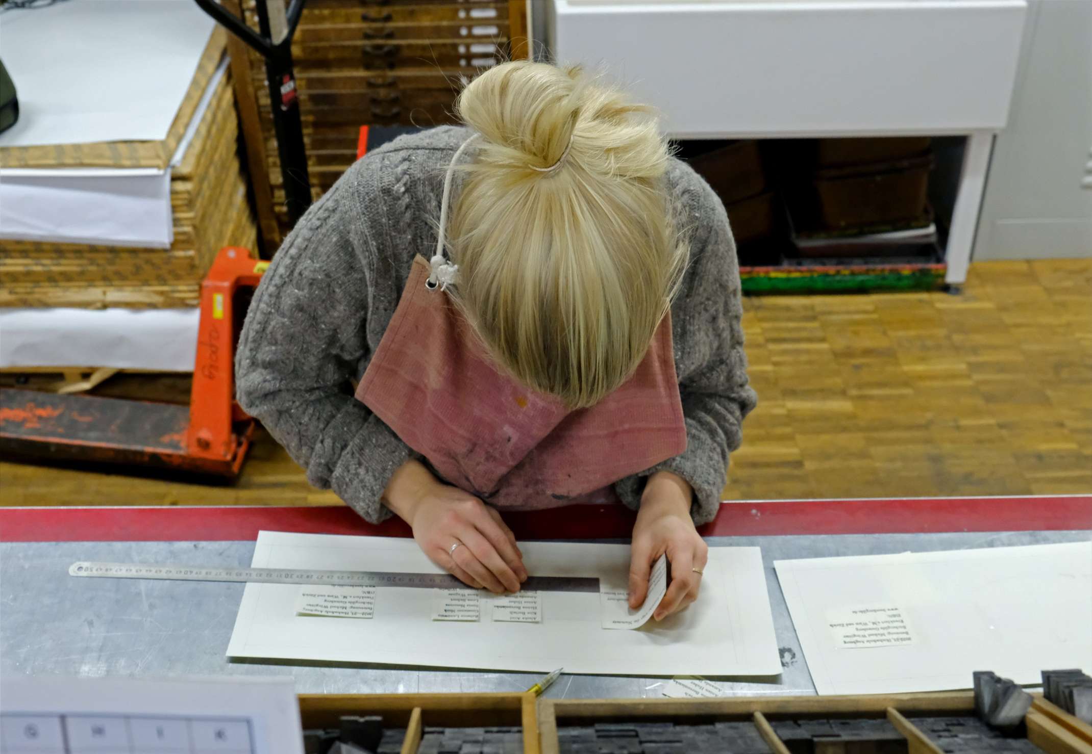 Studentin bei bei der Arbeit an einem Druck für das Projekt "press but better"